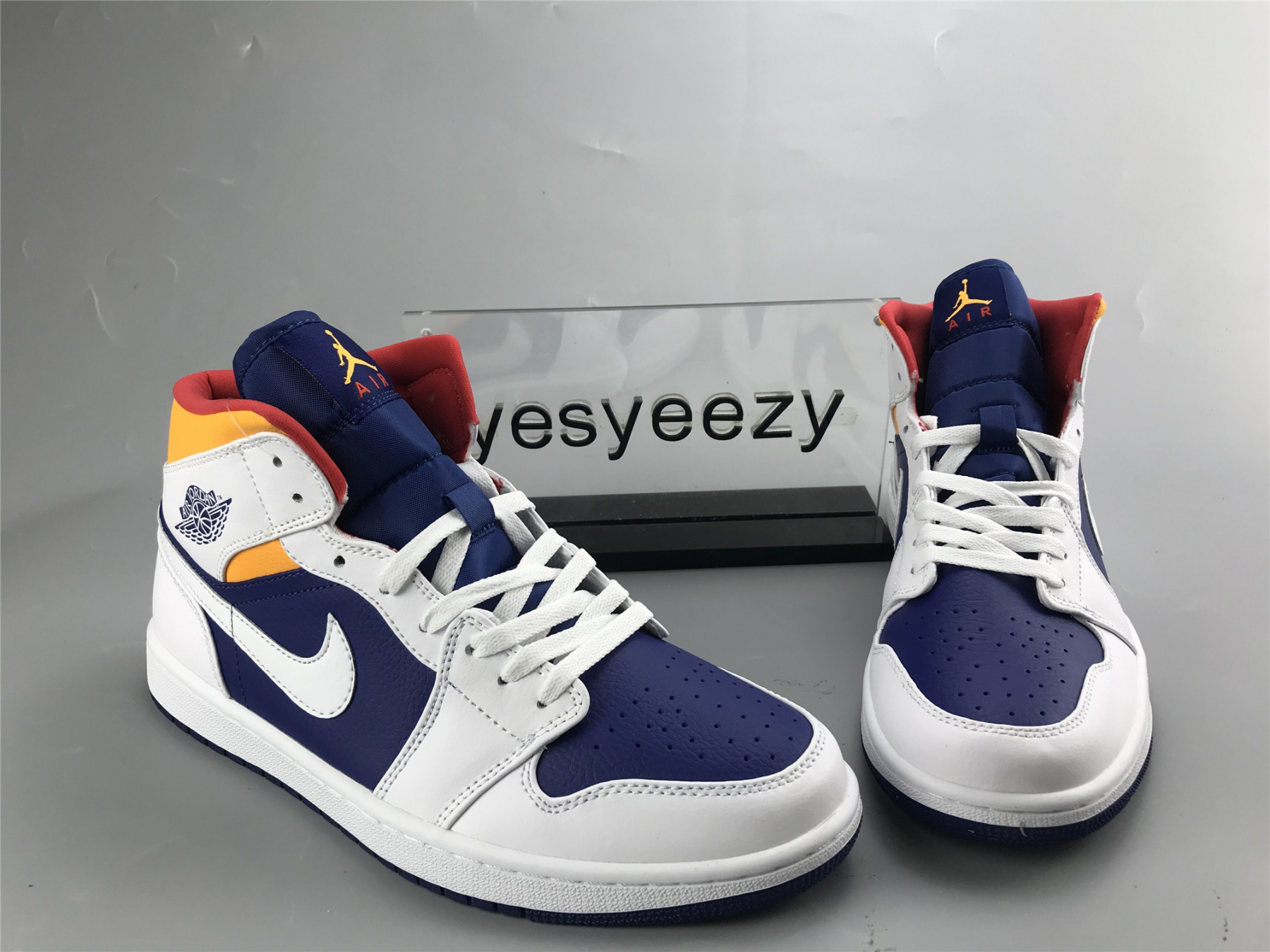 UA  AIR JORDAN 1 MID 