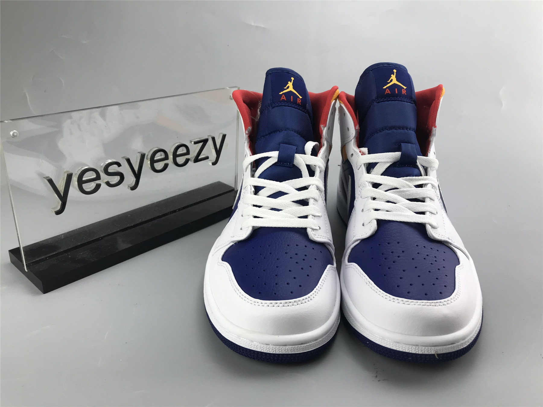 UA  AIR JORDAN 1 MID 