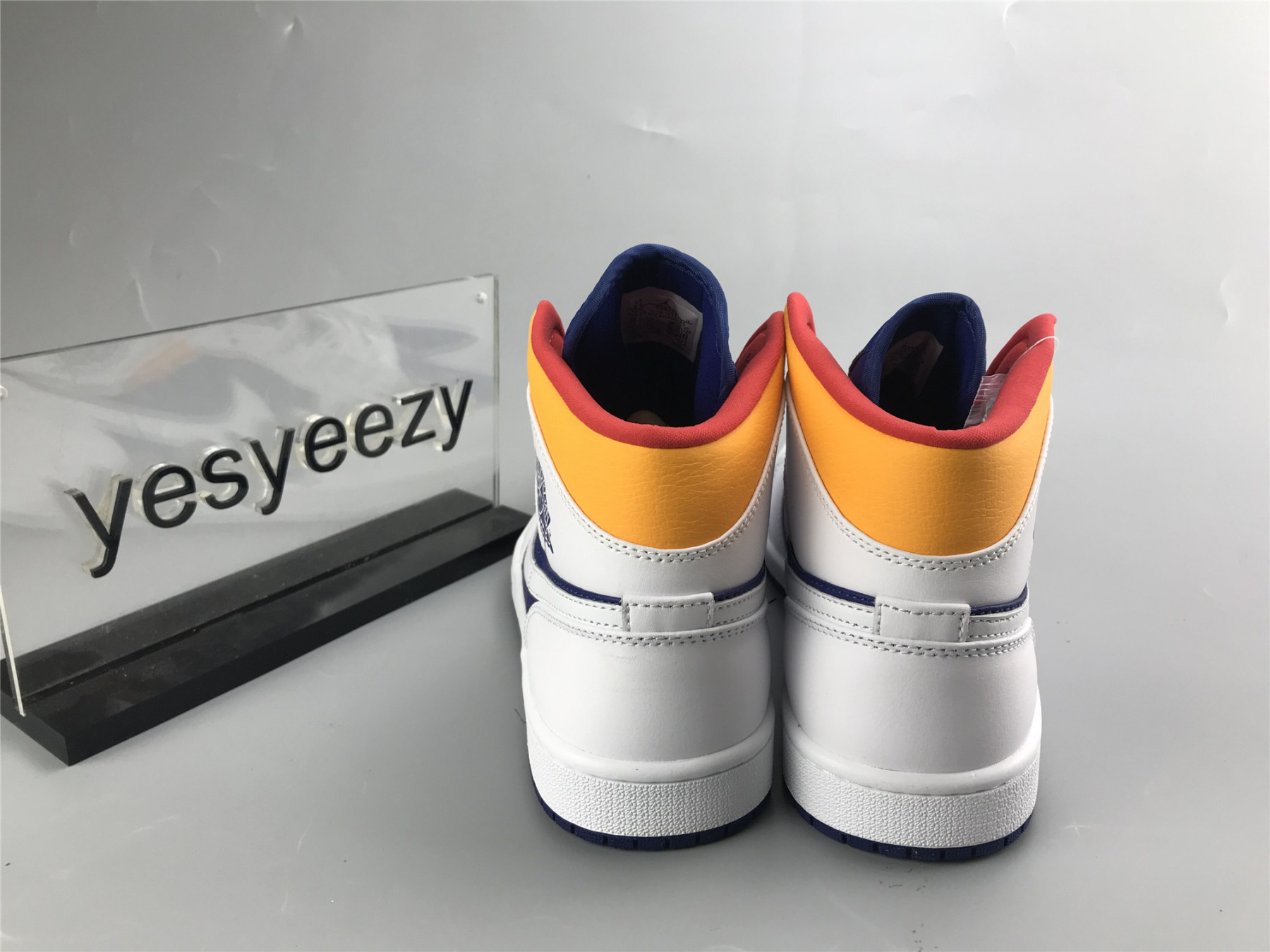 UA  AIR JORDAN 1 MID 