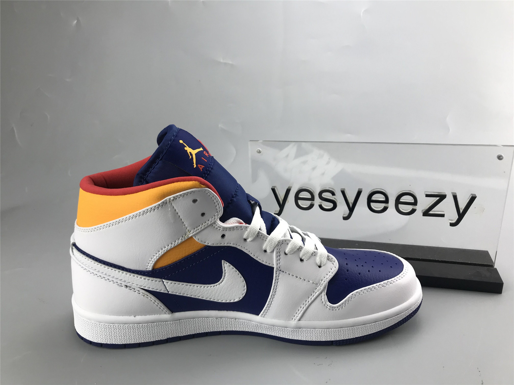 UA  AIR JORDAN 1 MID 