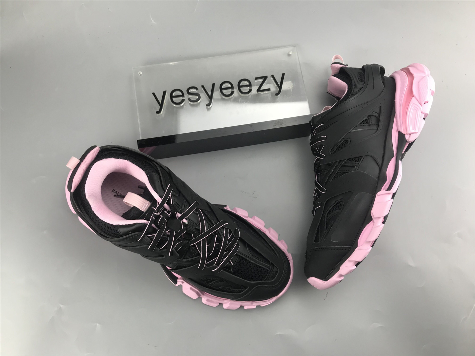 UA TRACK TRAINER BLACK PINK