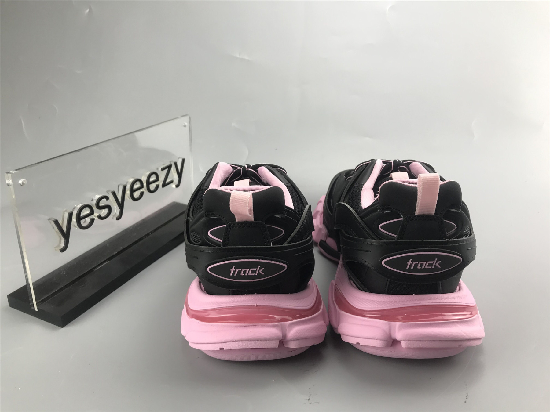 UA TRACK TRAINER BLACK PINK