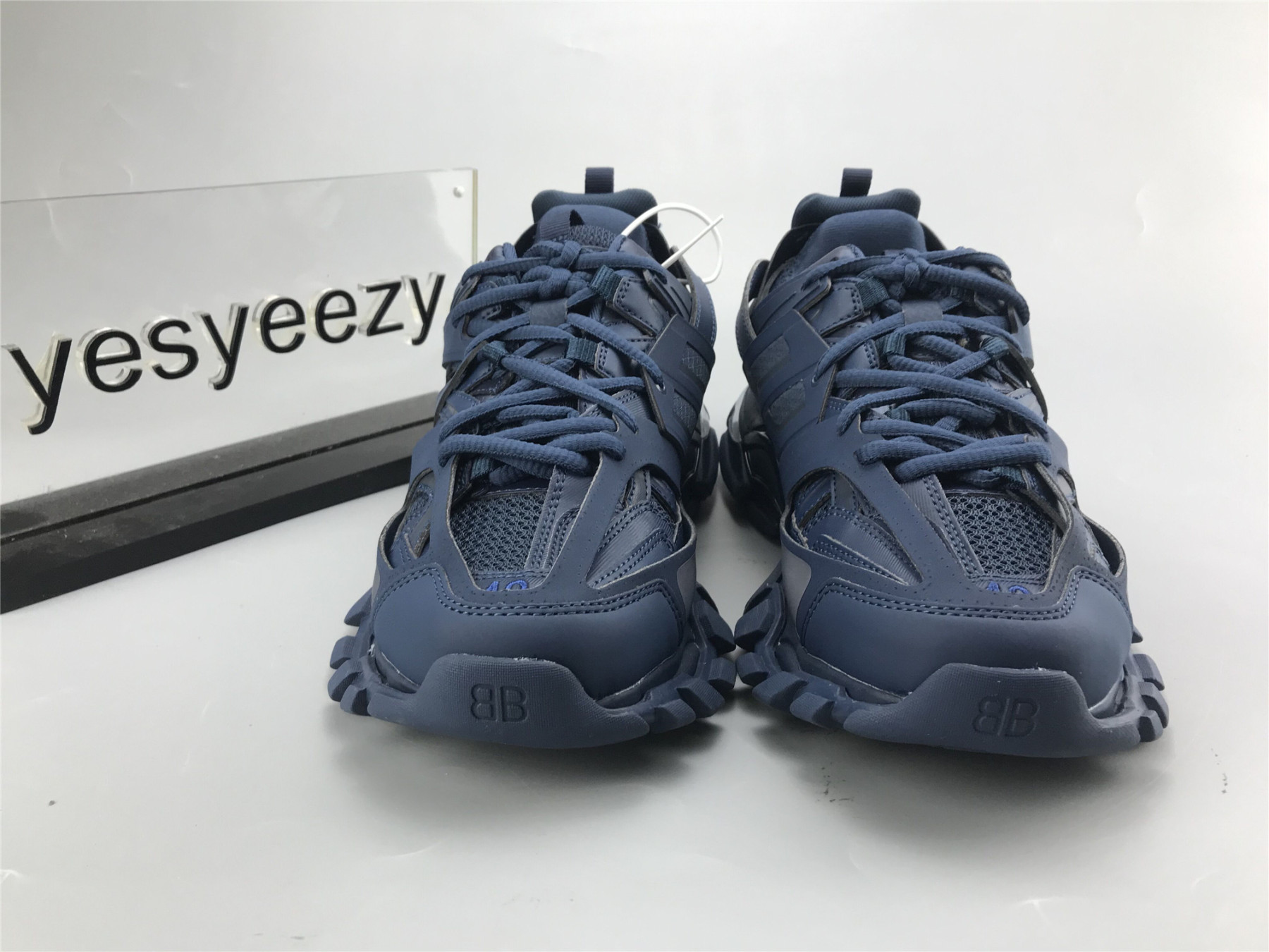 UA TRACK TRAINER DARK NAVY WITH LED LIGHTS