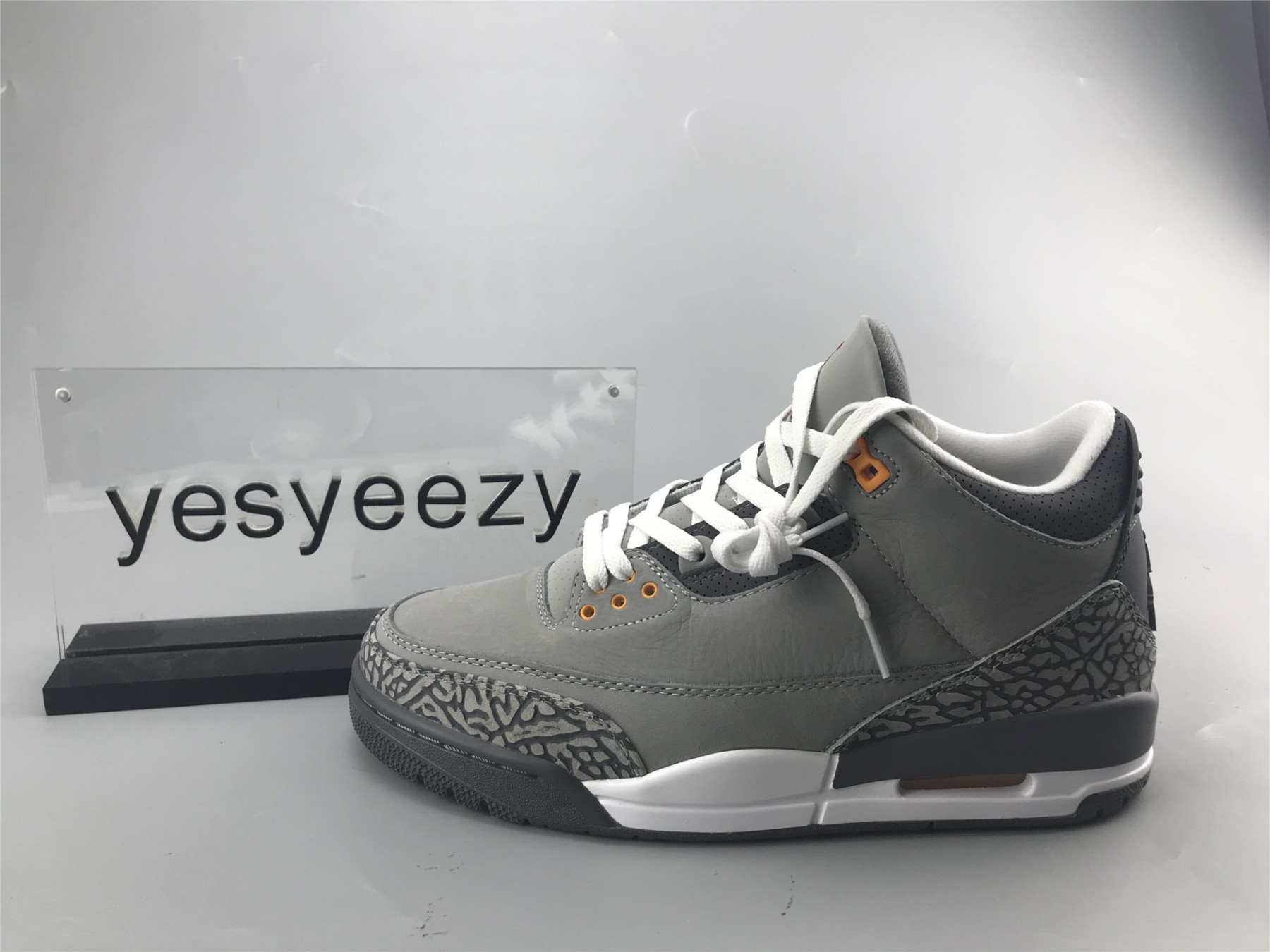 UA AIR JORDAN 3 RETRO 