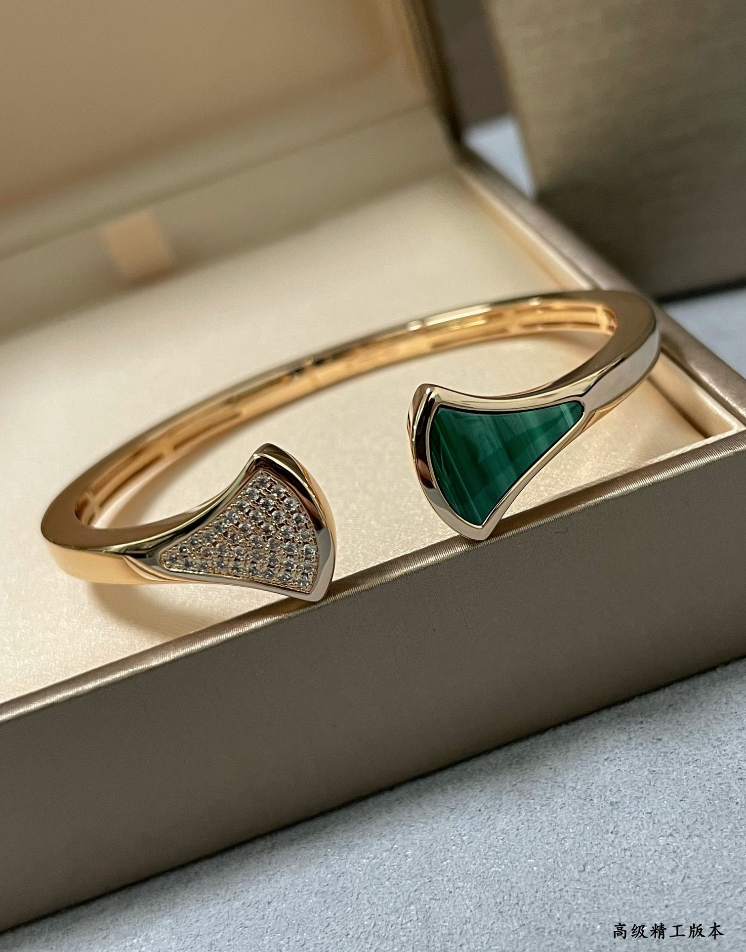 Bv1g*ai Natural Malachite Scalloped Skirt Bracelet