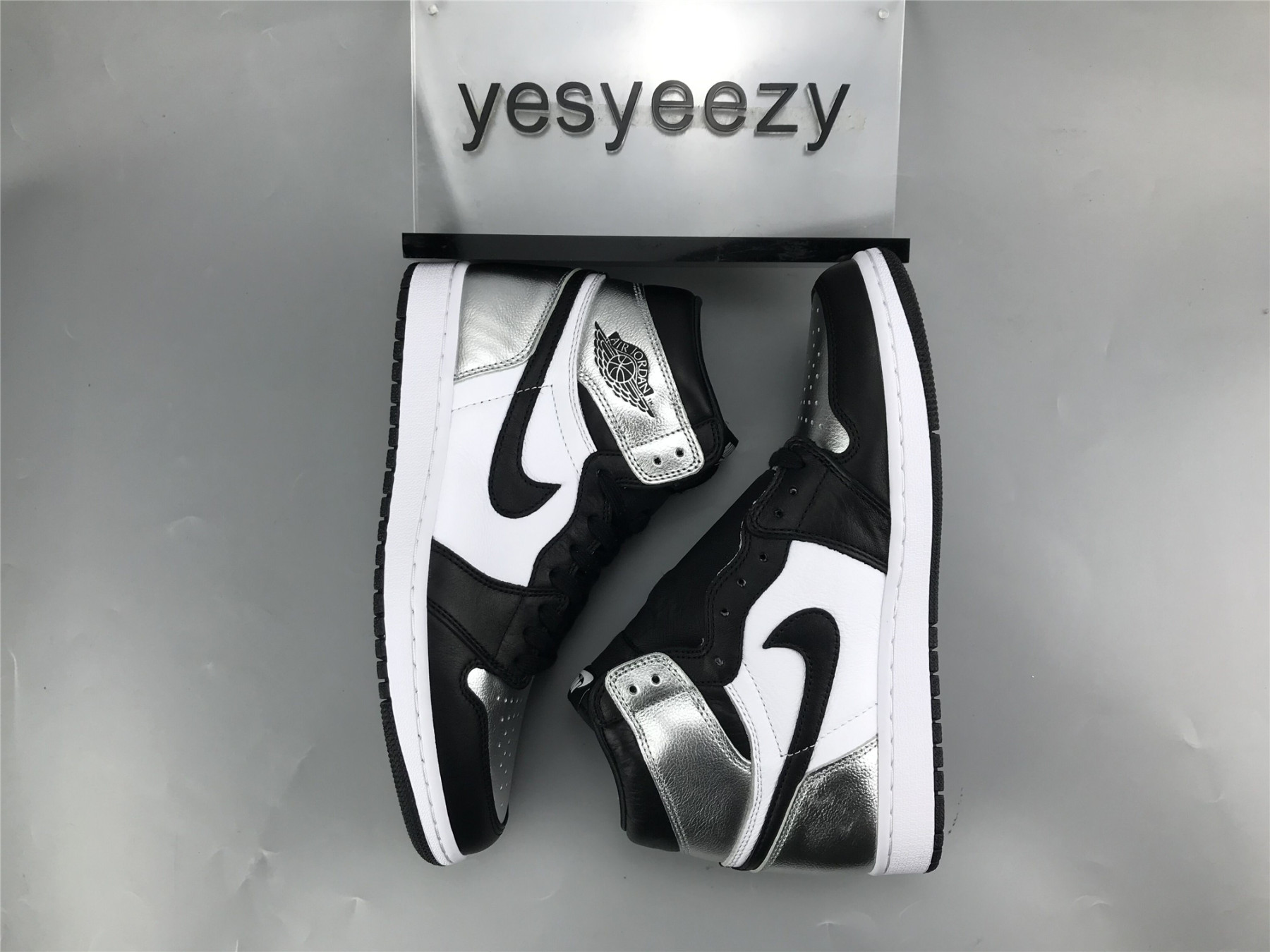 UA WMNS AIR JORDAN 1 HIGH OG 