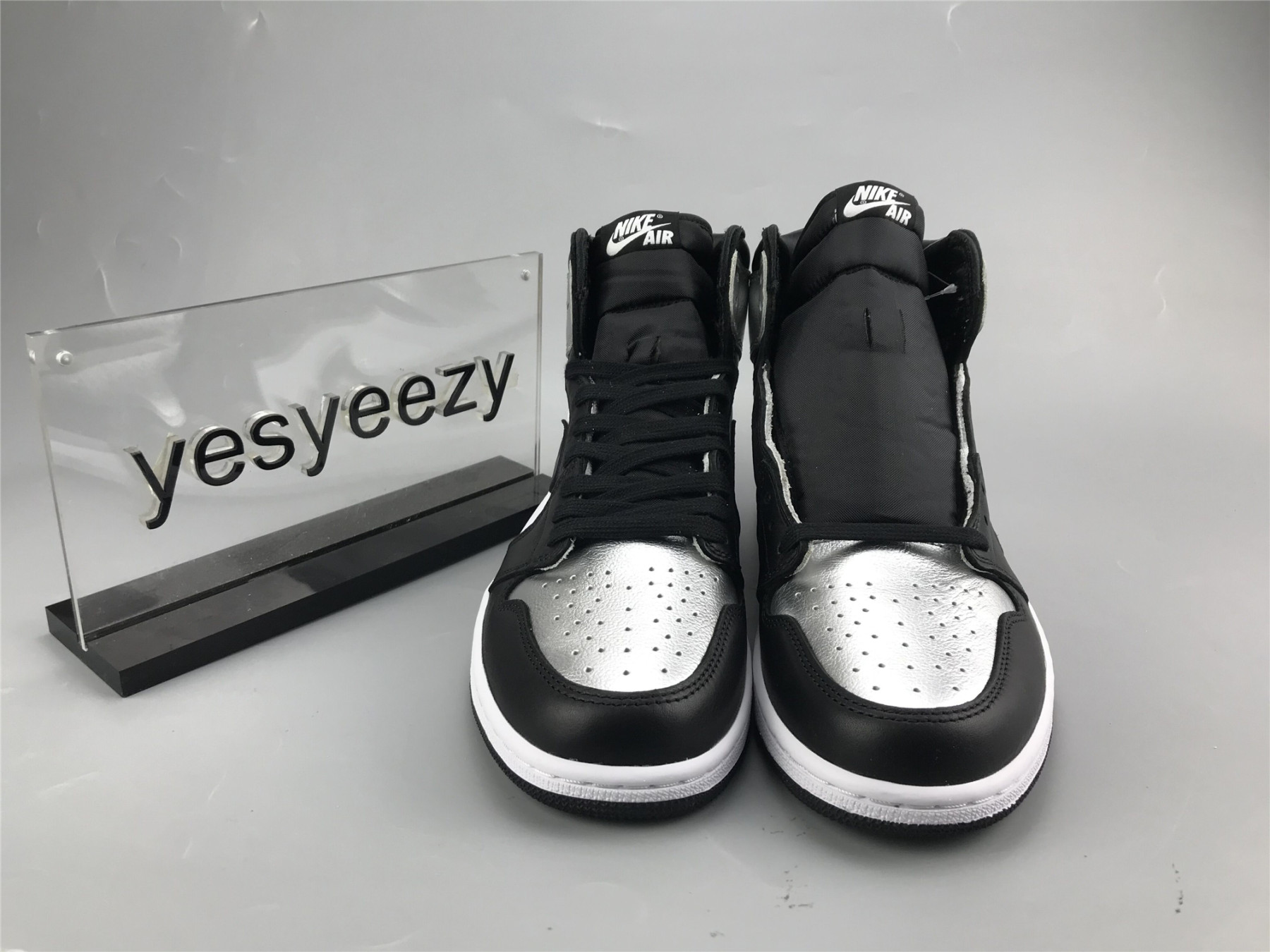 UA WMNS AIR JORDAN 1 HIGH OG 