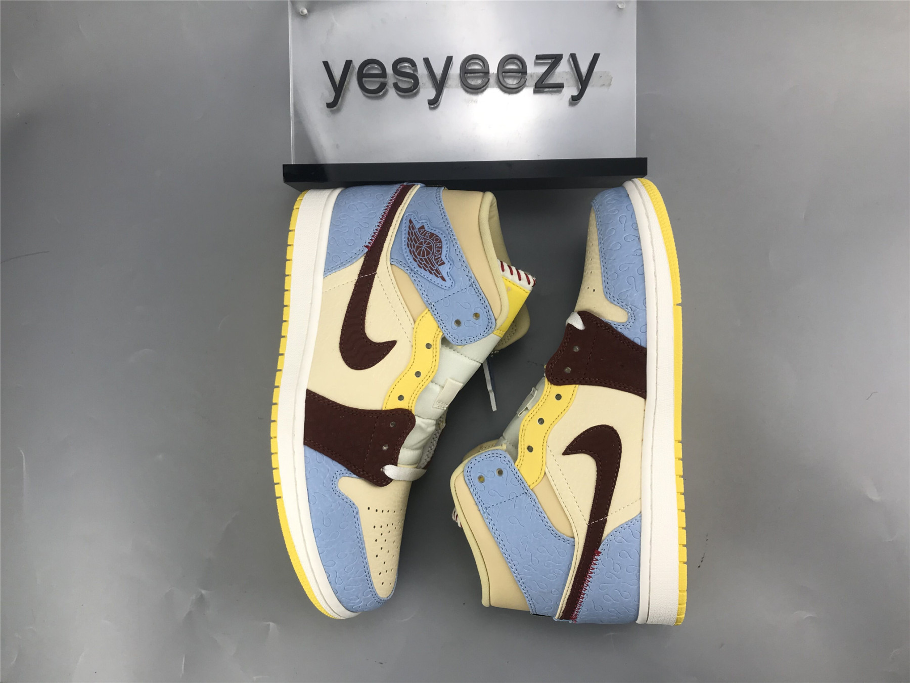 UA Ma1s0n CHATEAU ROUGE X AIR JORDAN 1 MID SE 