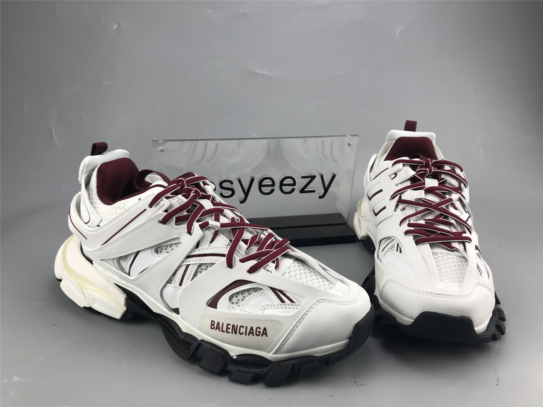 UA TRACK TRAINER WHITE BURGUNDY SNEAKER