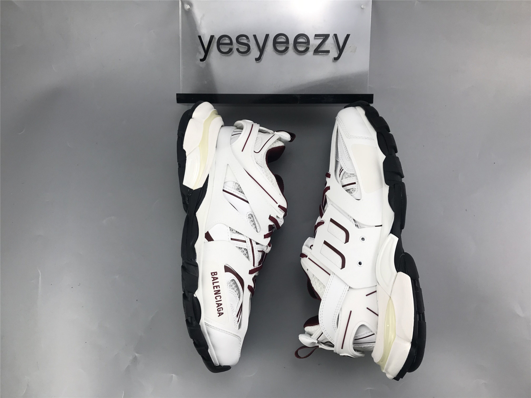 UA TRACK TRAINER WHITE BURGUNDY SNEAKER