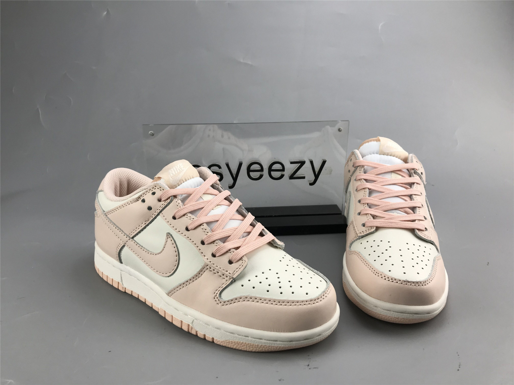 UA NIKE WMNS DUNK LOW 