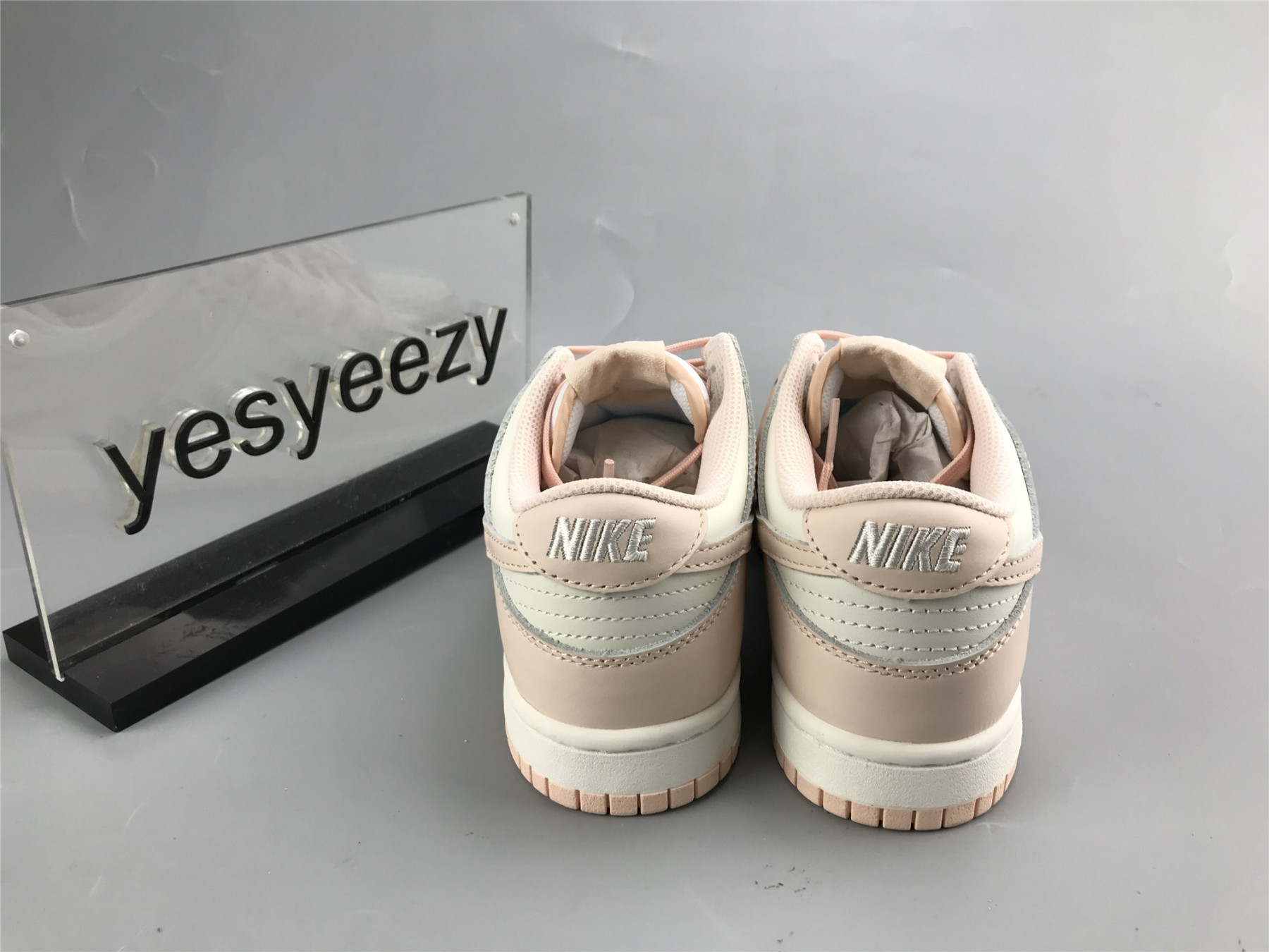 UA NIKE WMNS DUNK LOW 