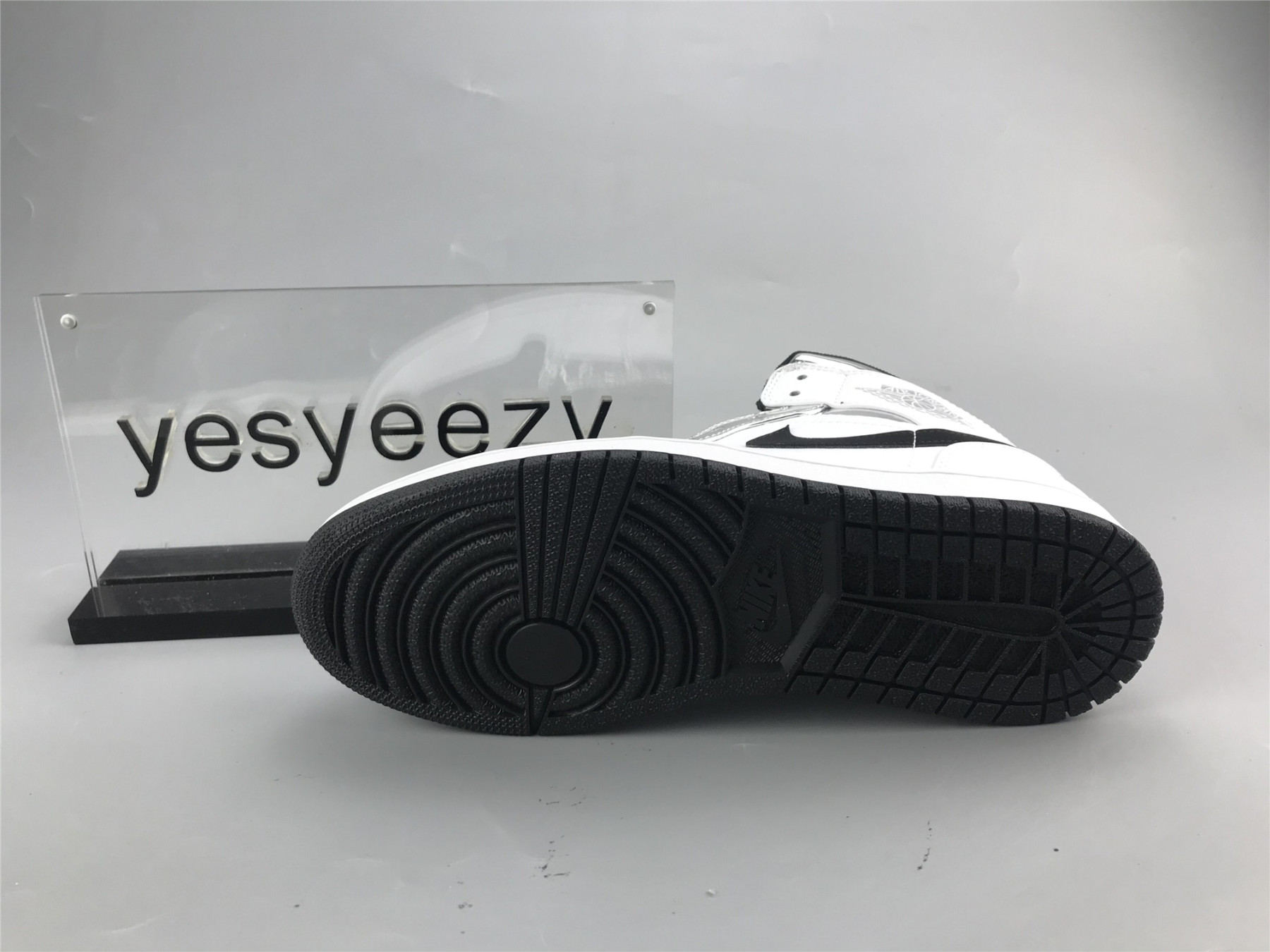 UA  AIR JORDAN 1 MID 