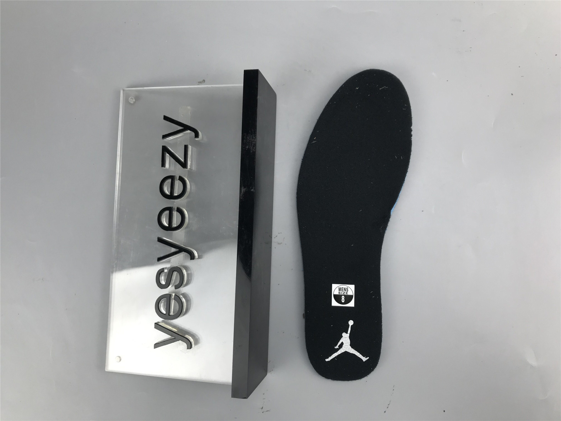 UA  AIR JORDAN 1 MID 