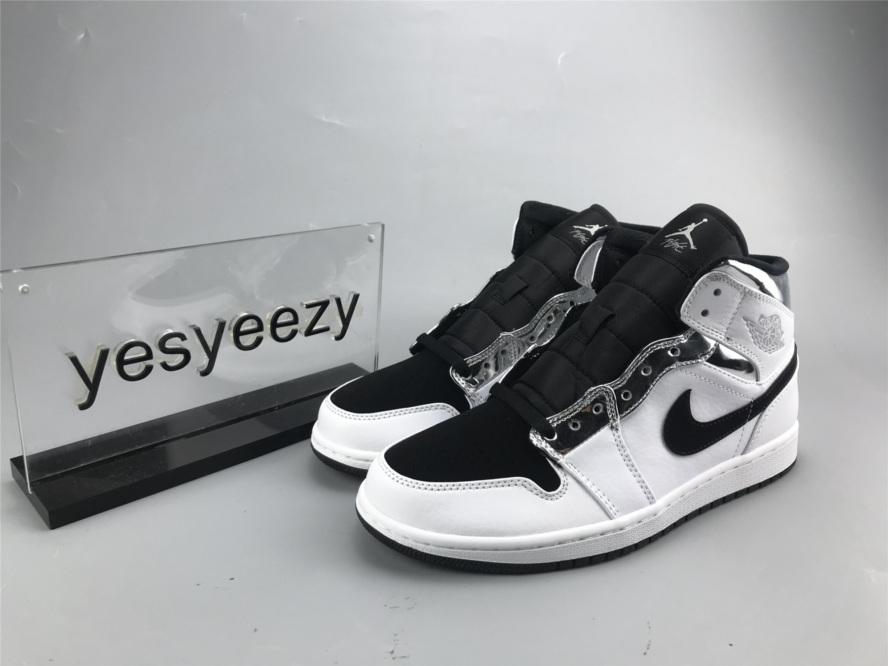 UA  AIR JORDAN 1 MID 