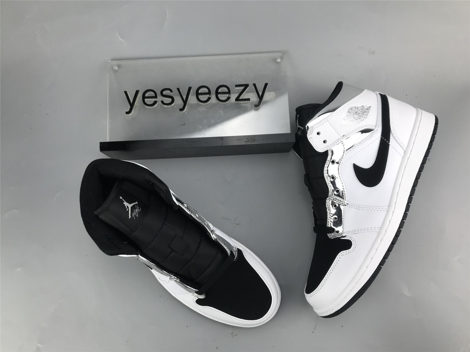 UA  AIR JORDAN 1 MID 