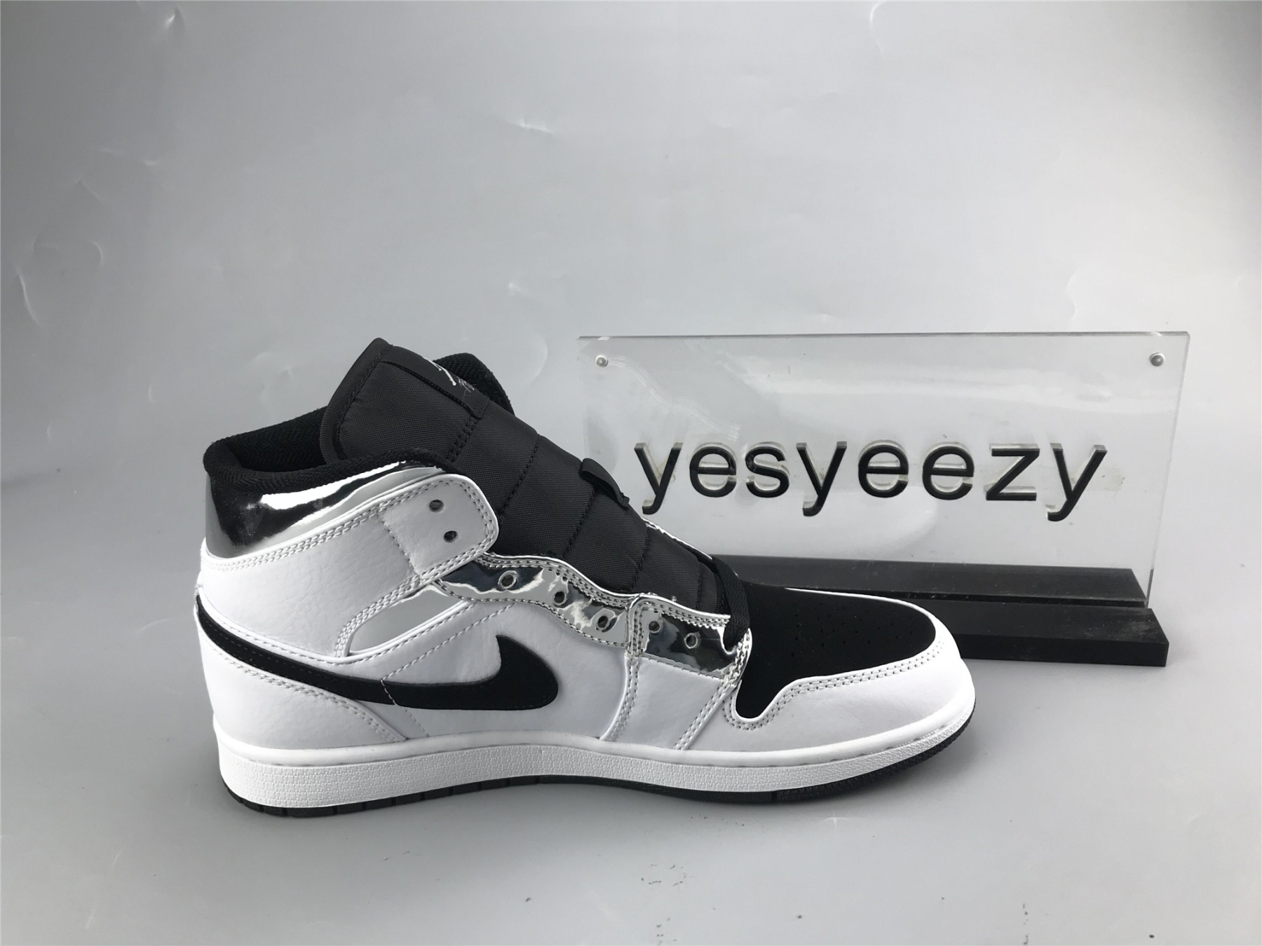 UA  AIR JORDAN 1 MID 