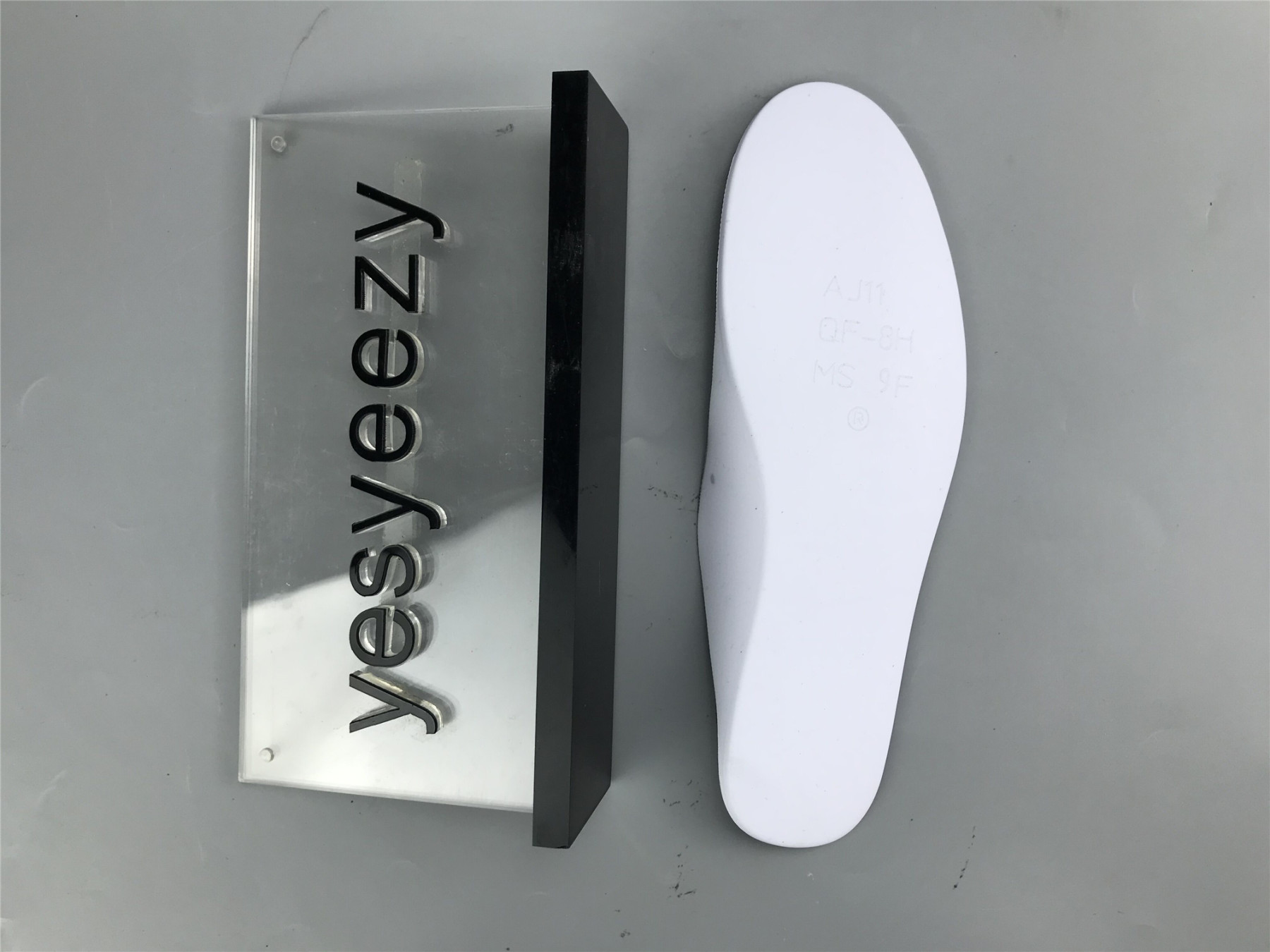 UA AIR JORDAN 4 RETRO 