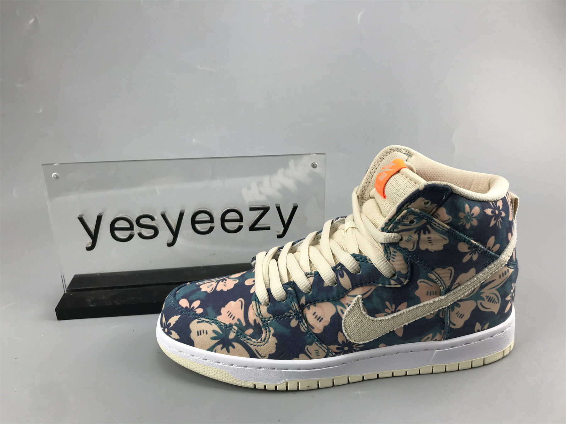 UA NIKE DUNK HIGH SB 