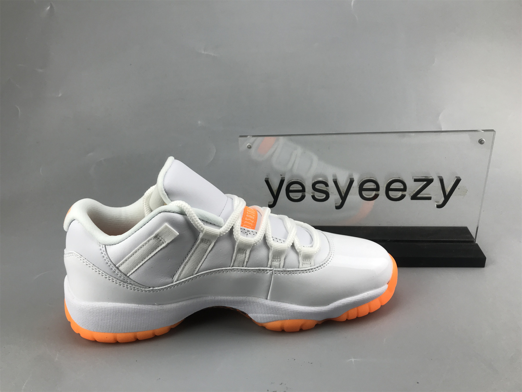 UA WMNS AIR JORDAN 11 RETRO LOW 