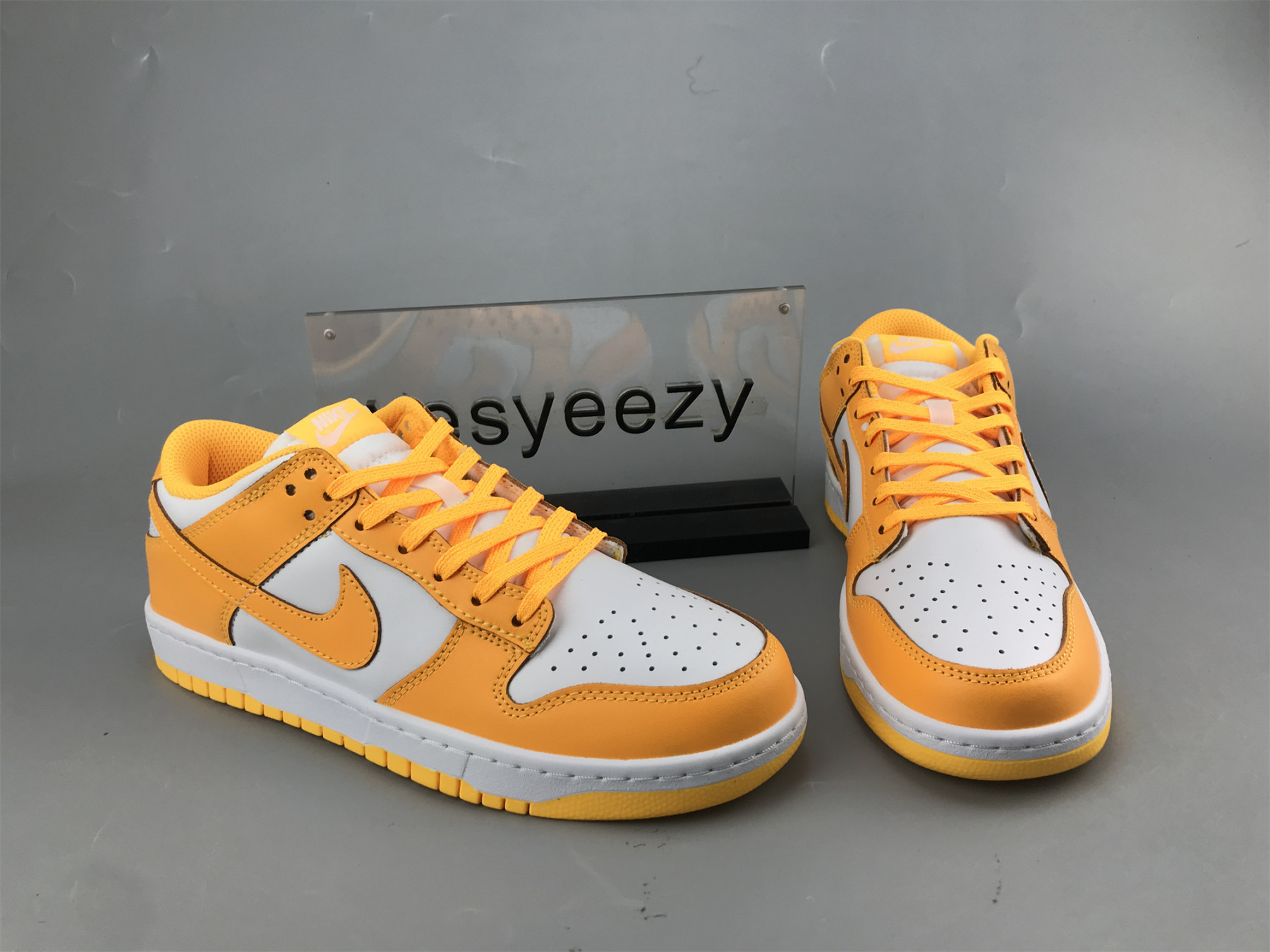 UA NIKE WMNS DUNK LOW 