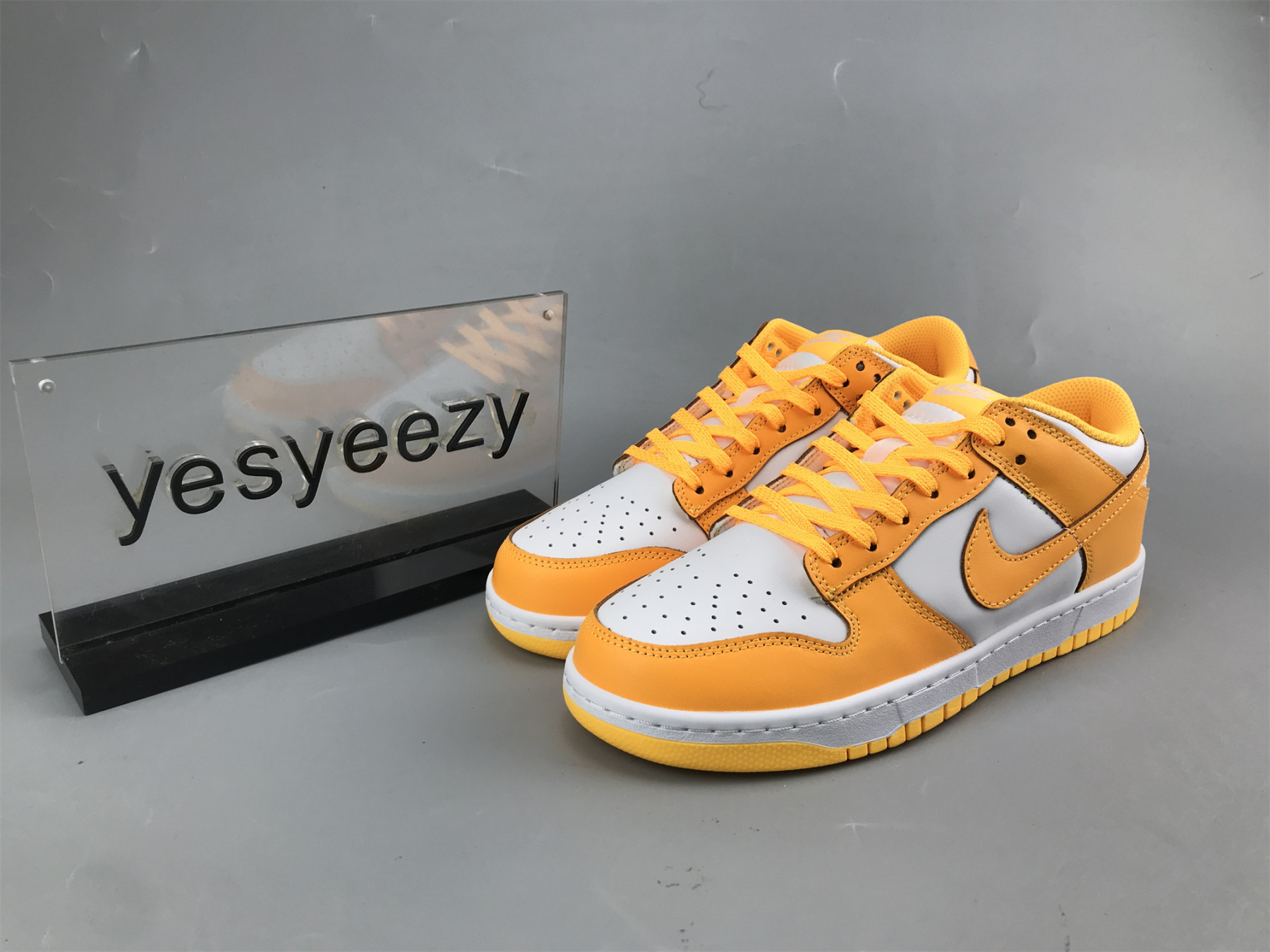 UA NIKE WMNS DUNK LOW 