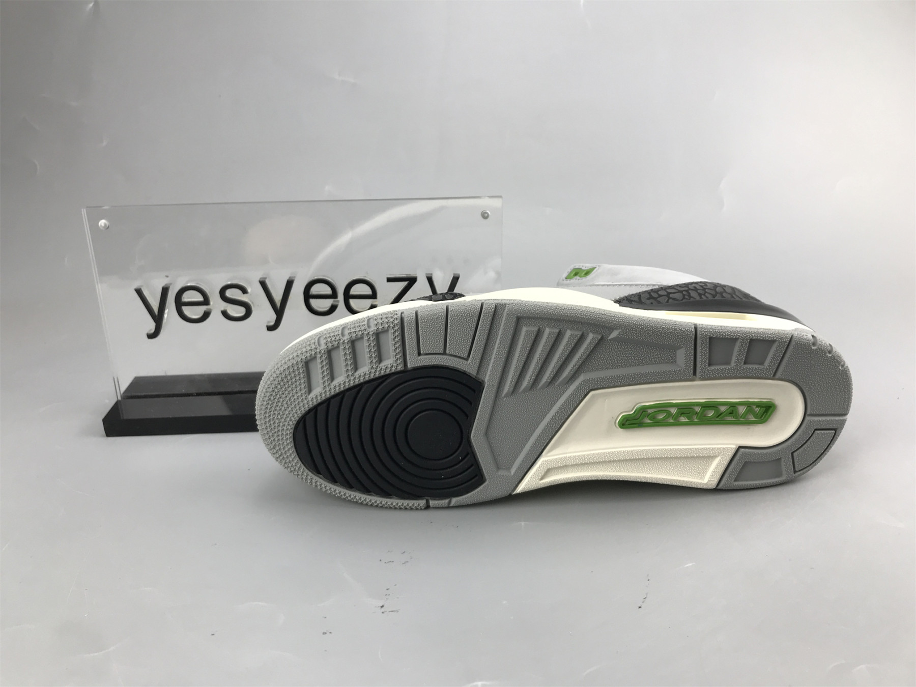 UA AIR JORDAN 3 RETRO 