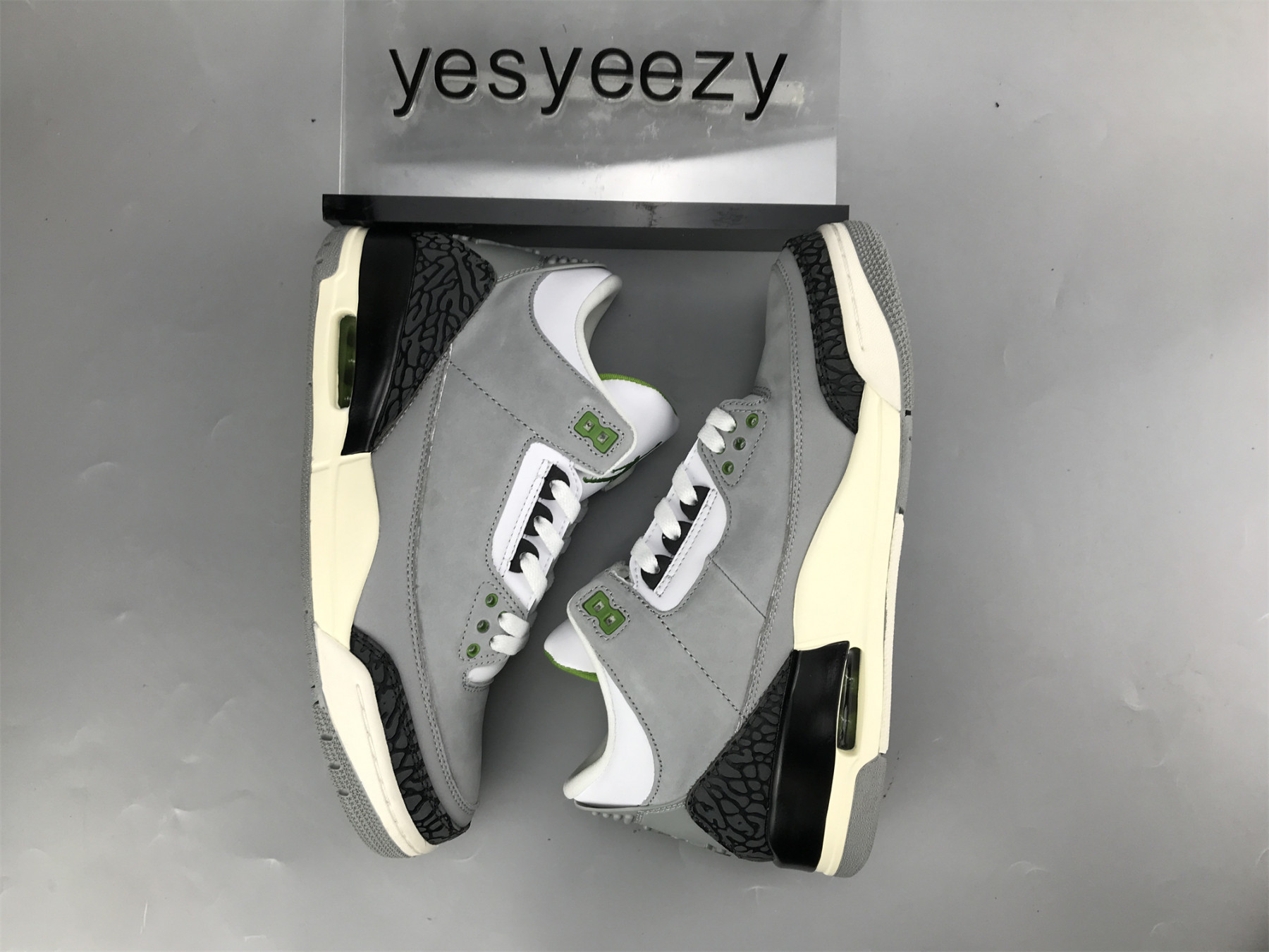 UA AIR JORDAN 3 RETRO 