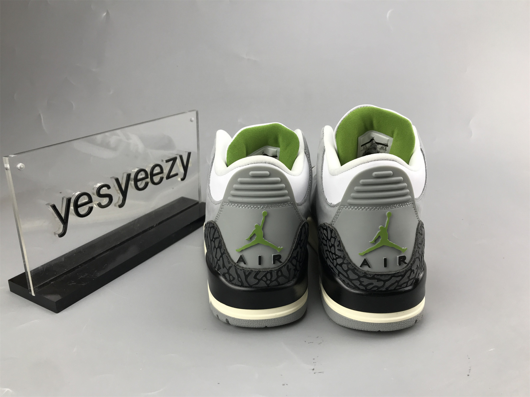 UA AIR JORDAN 3 RETRO 