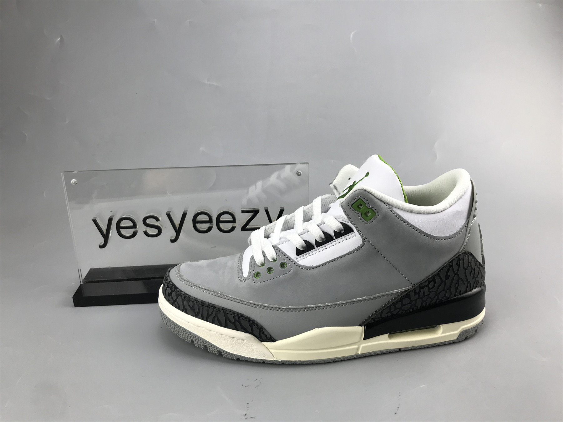 UA AIR JORDAN 3 RETRO 