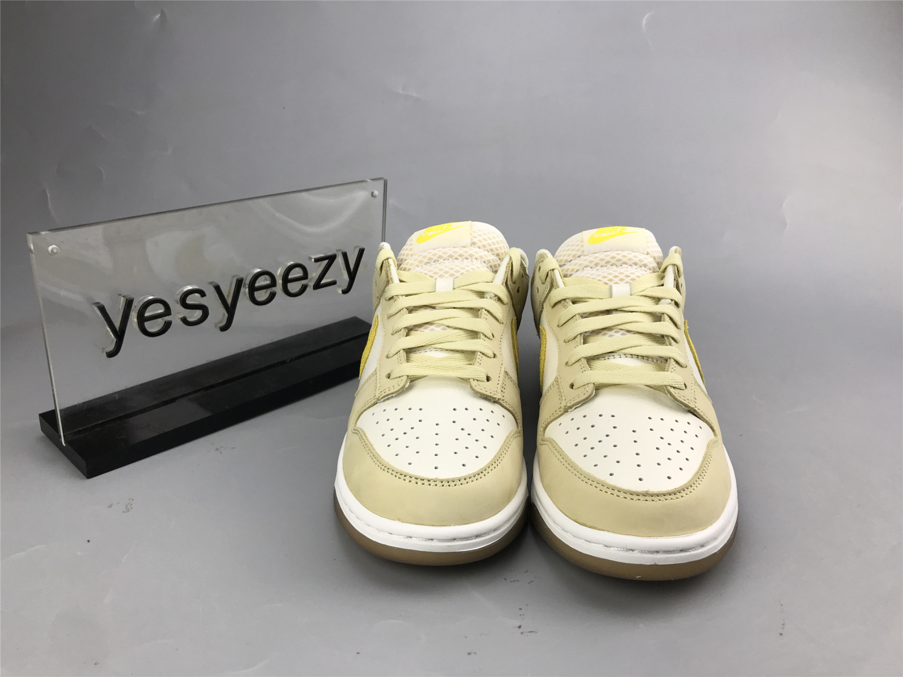 UA NIKE WMNS DUNK LOW 