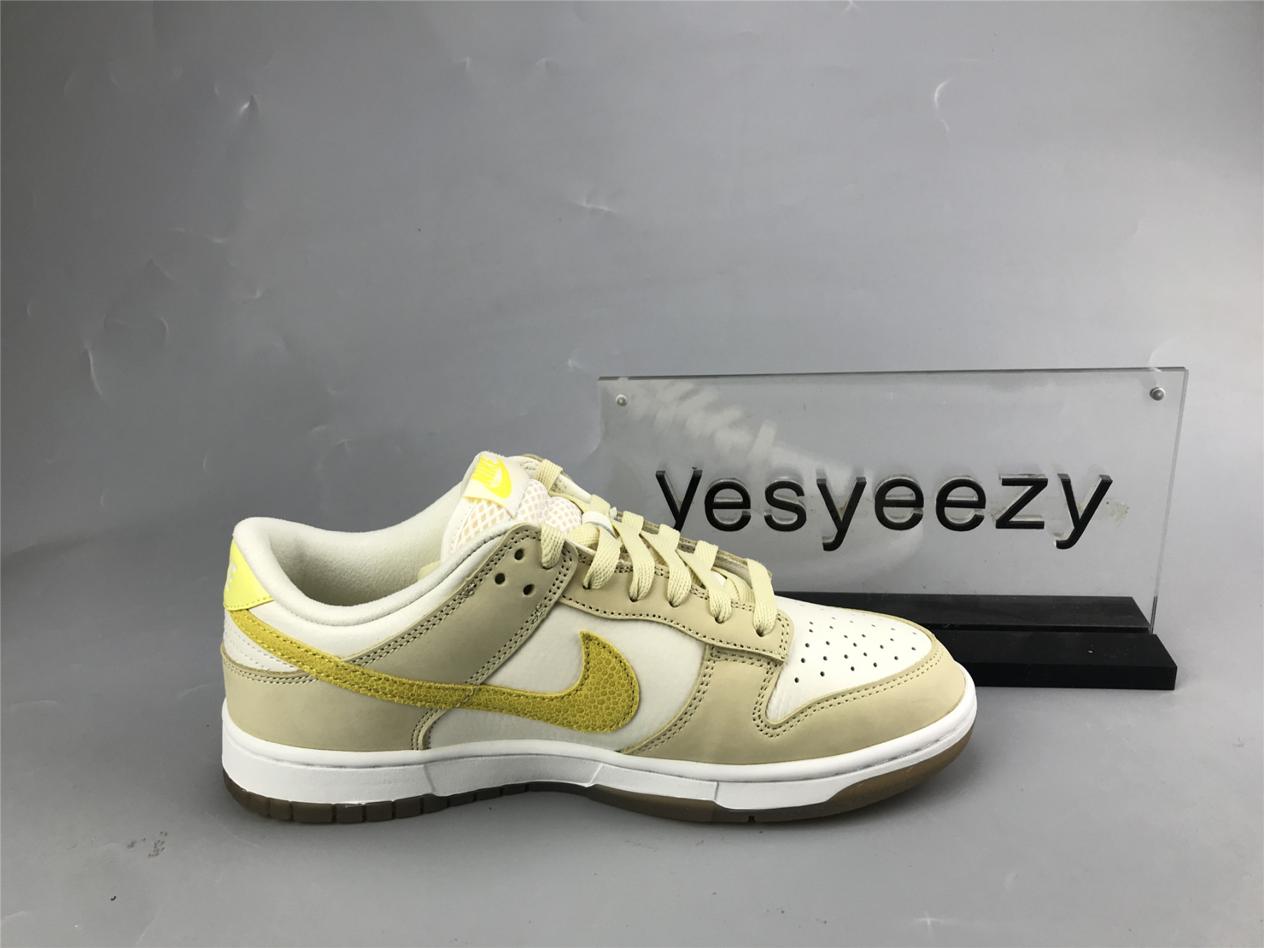 UA NIKE WMNS DUNK LOW 