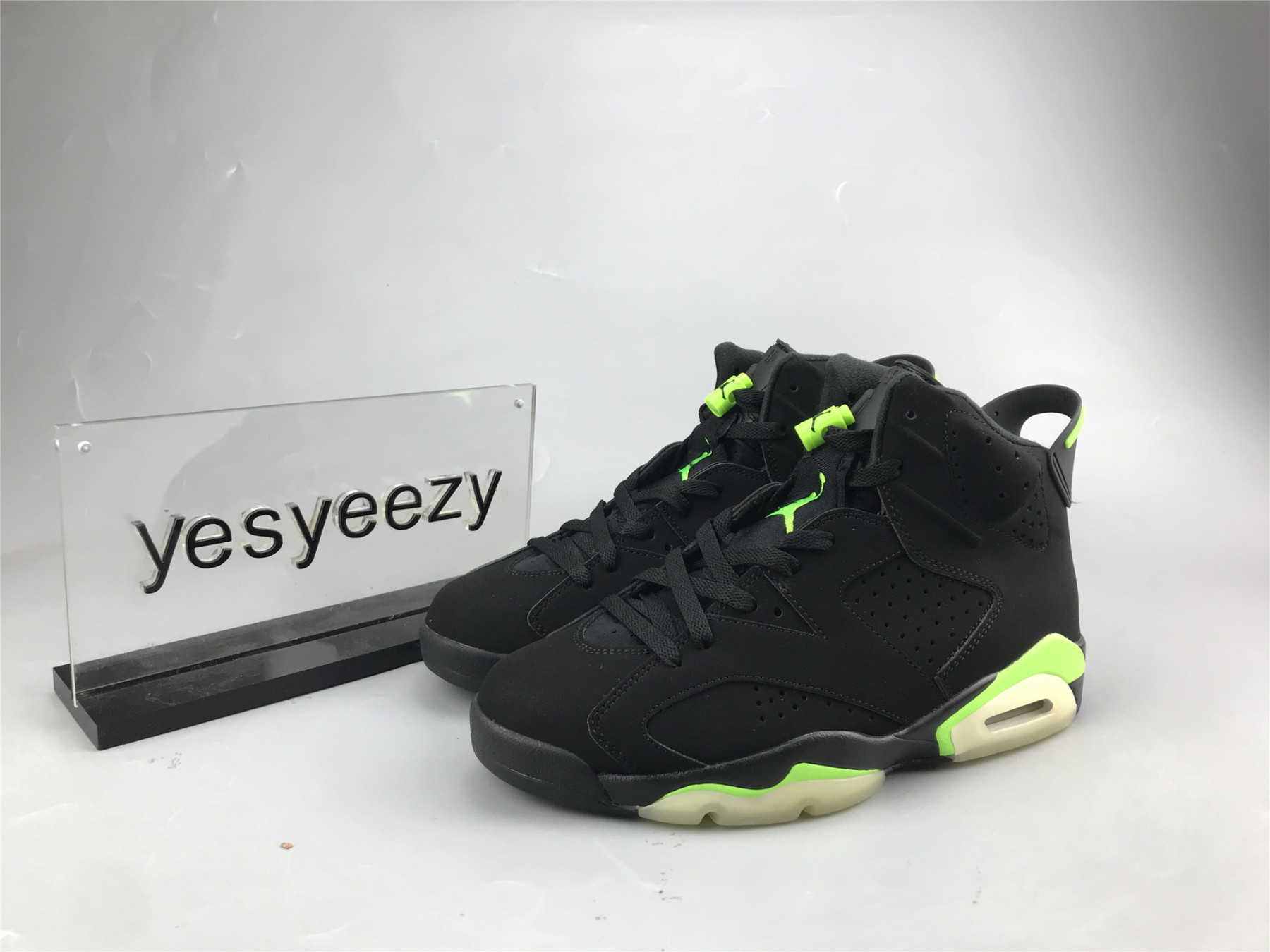 UA AIR JORDAN 6 RETRO 