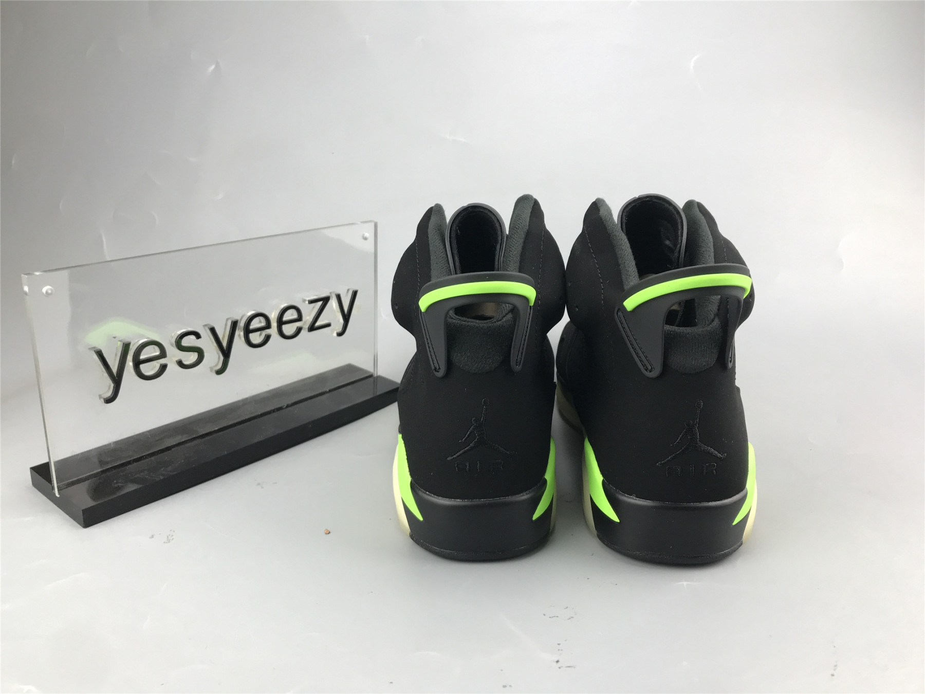 UA AIR JORDAN 6 RETRO 