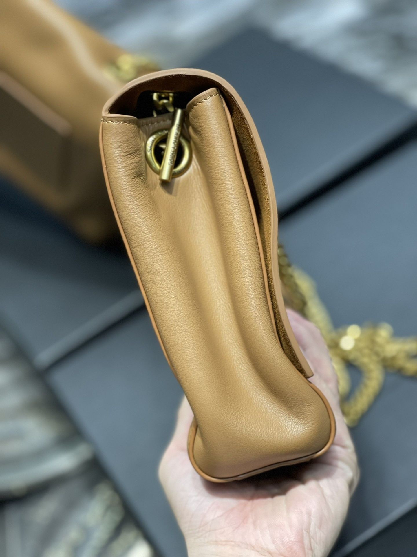 Y51 Kate Reversible Suede and Leather Shoulder Bag 28.5x20x6cm