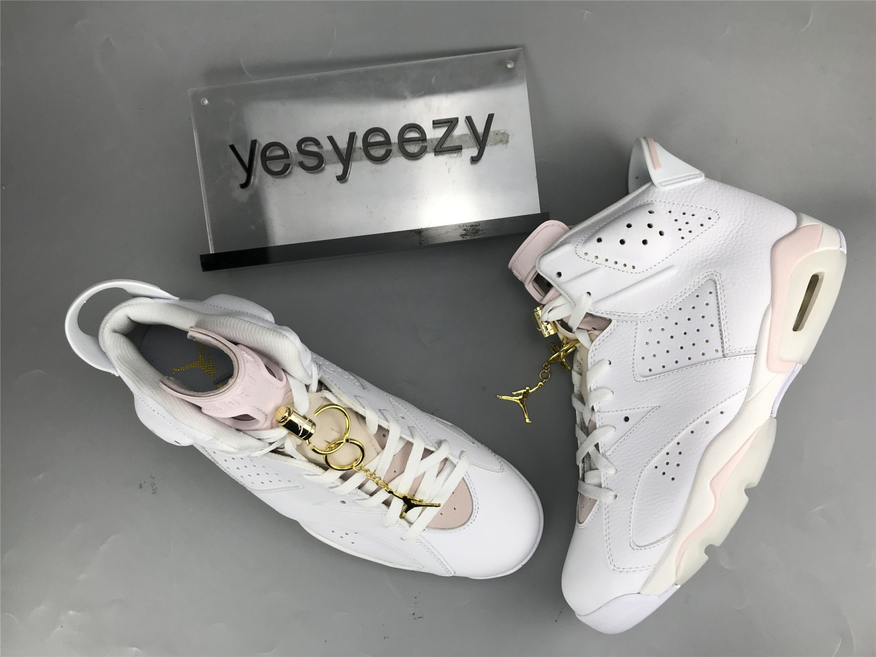 UA WMNS AIR JORDAN 6 RETRO 