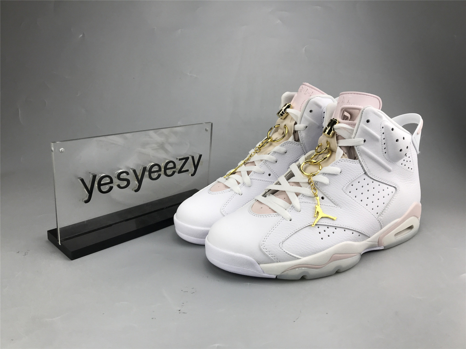 UA WMNS AIR JORDAN 6 RETRO 