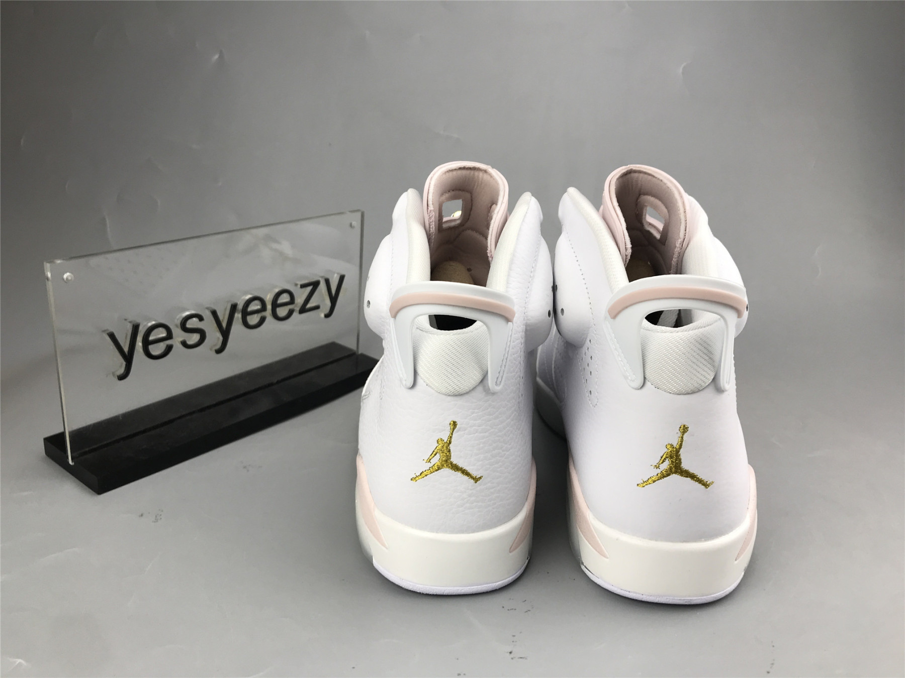 UA WMNS AIR JORDAN 6 RETRO 