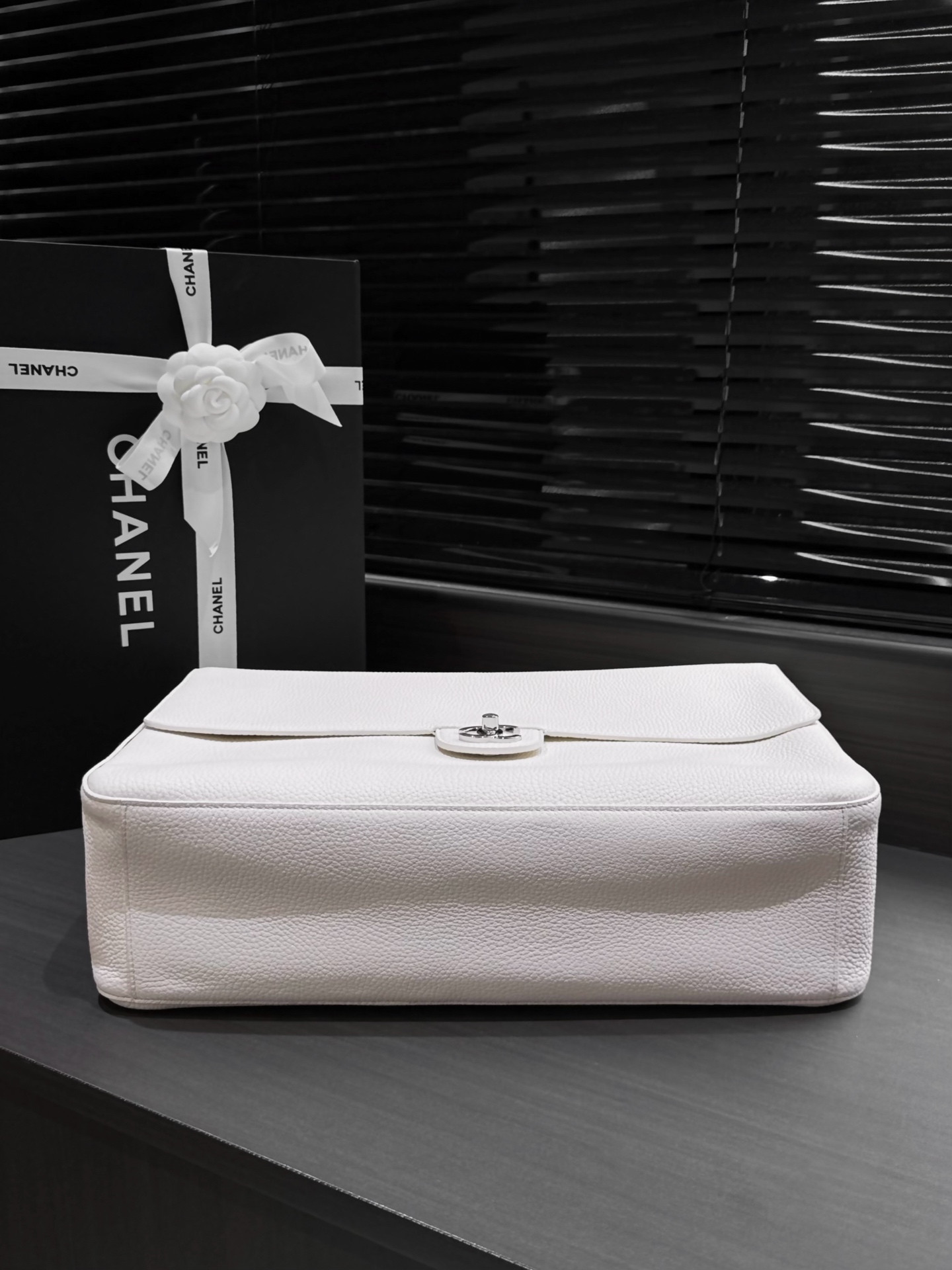 Ch**el Maxi Flap Bag in White with Silver-Tone Hardware AS6233 26x38.5x11cm