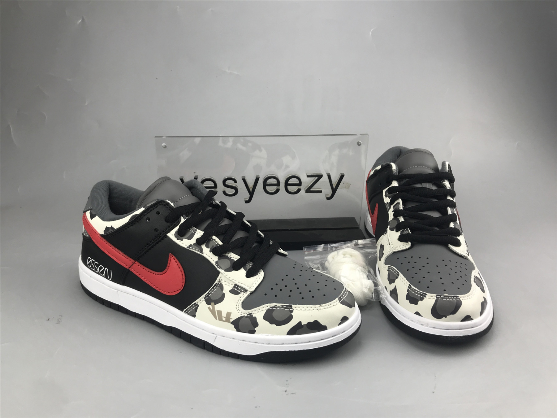 UA NIKE SB DUNK LOW BLACK RED COW