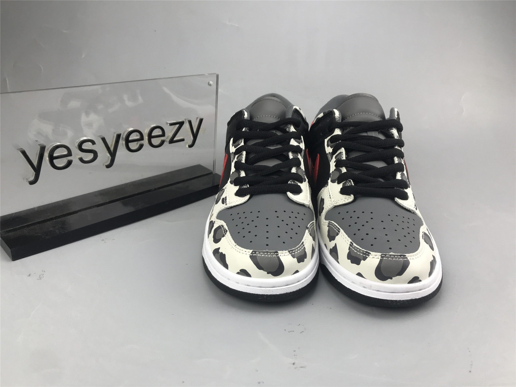 UA NIKE SB DUNK LOW BLACK RED COW