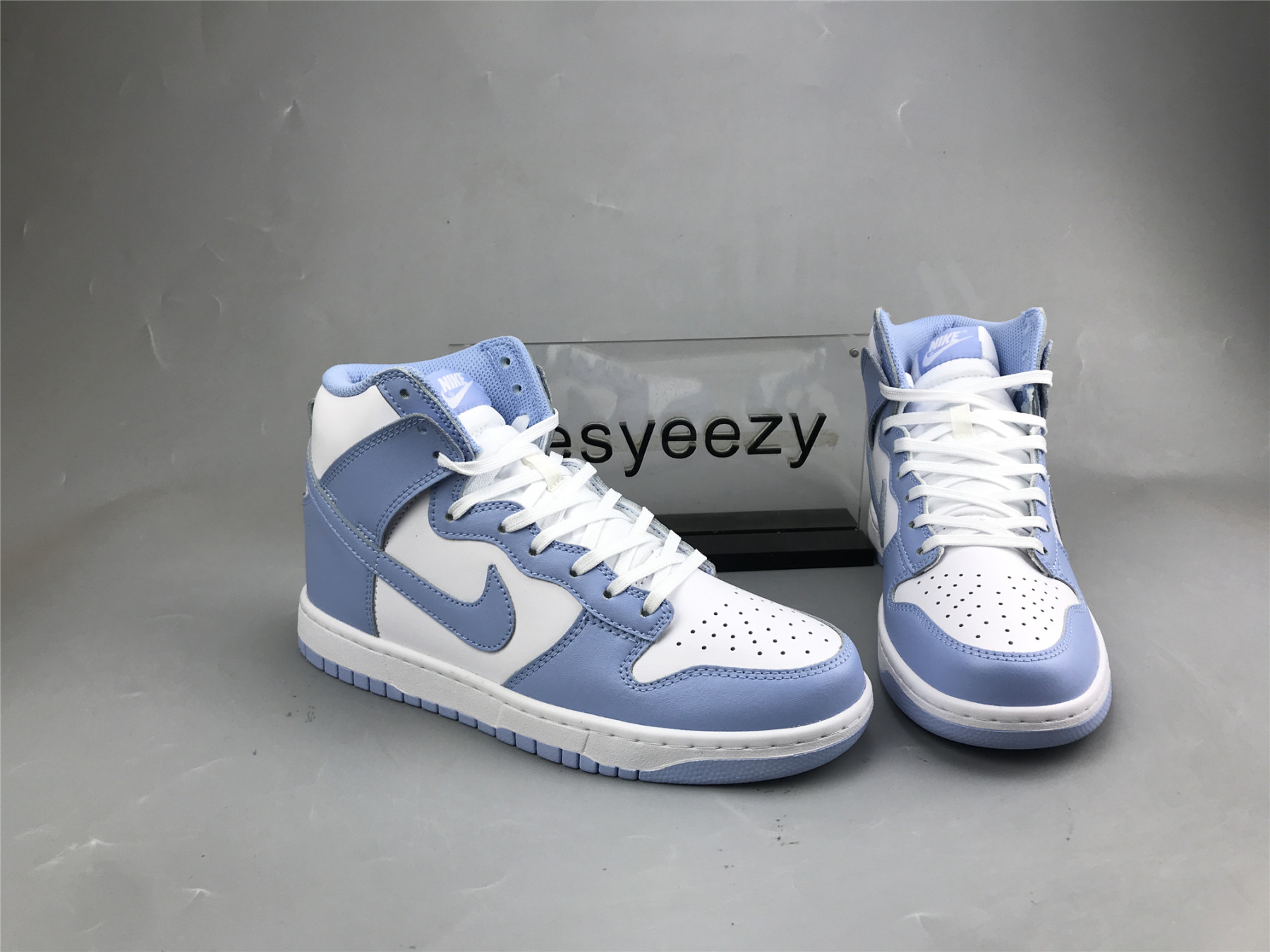 UA NIKE WMNS DUNK HIGH 