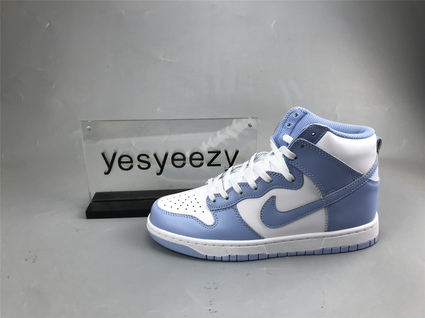 UA NIKE WMNS DUNK HIGH 