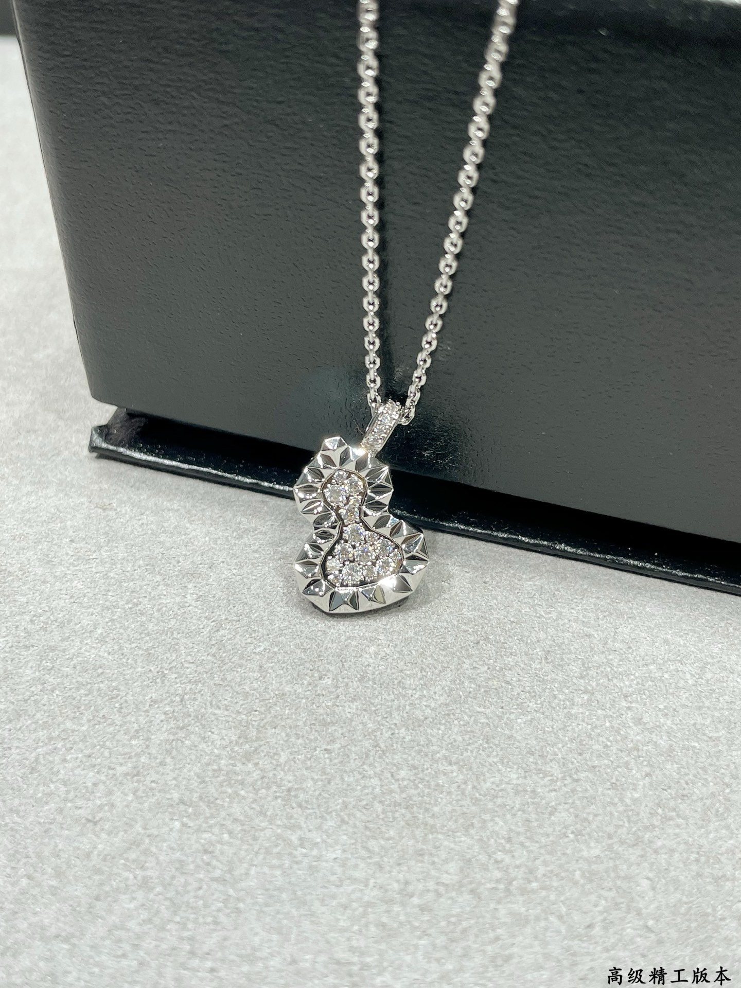 Qee1in Necklace