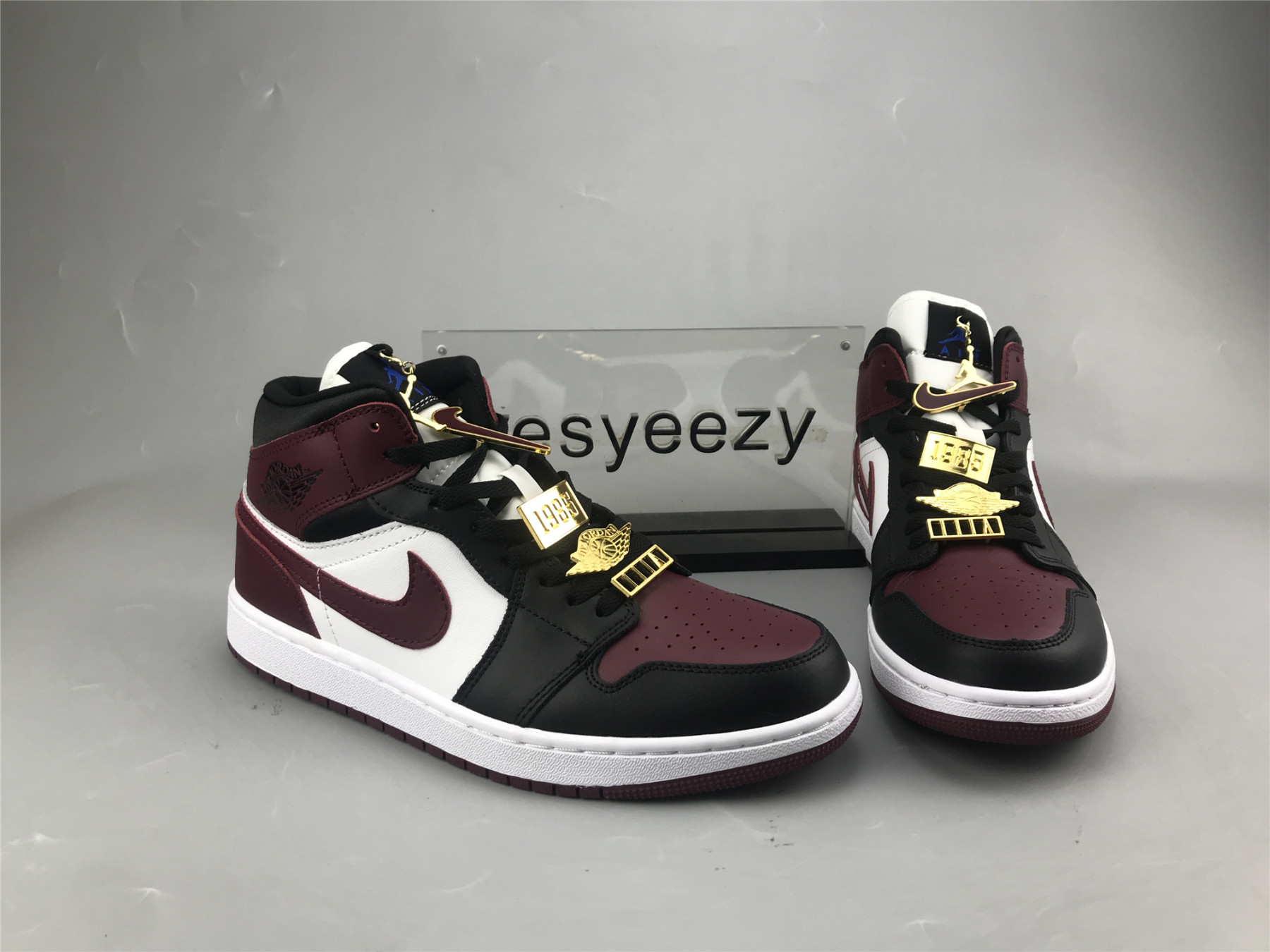 UA WMNS AIR JORDAN 1 MID SE 