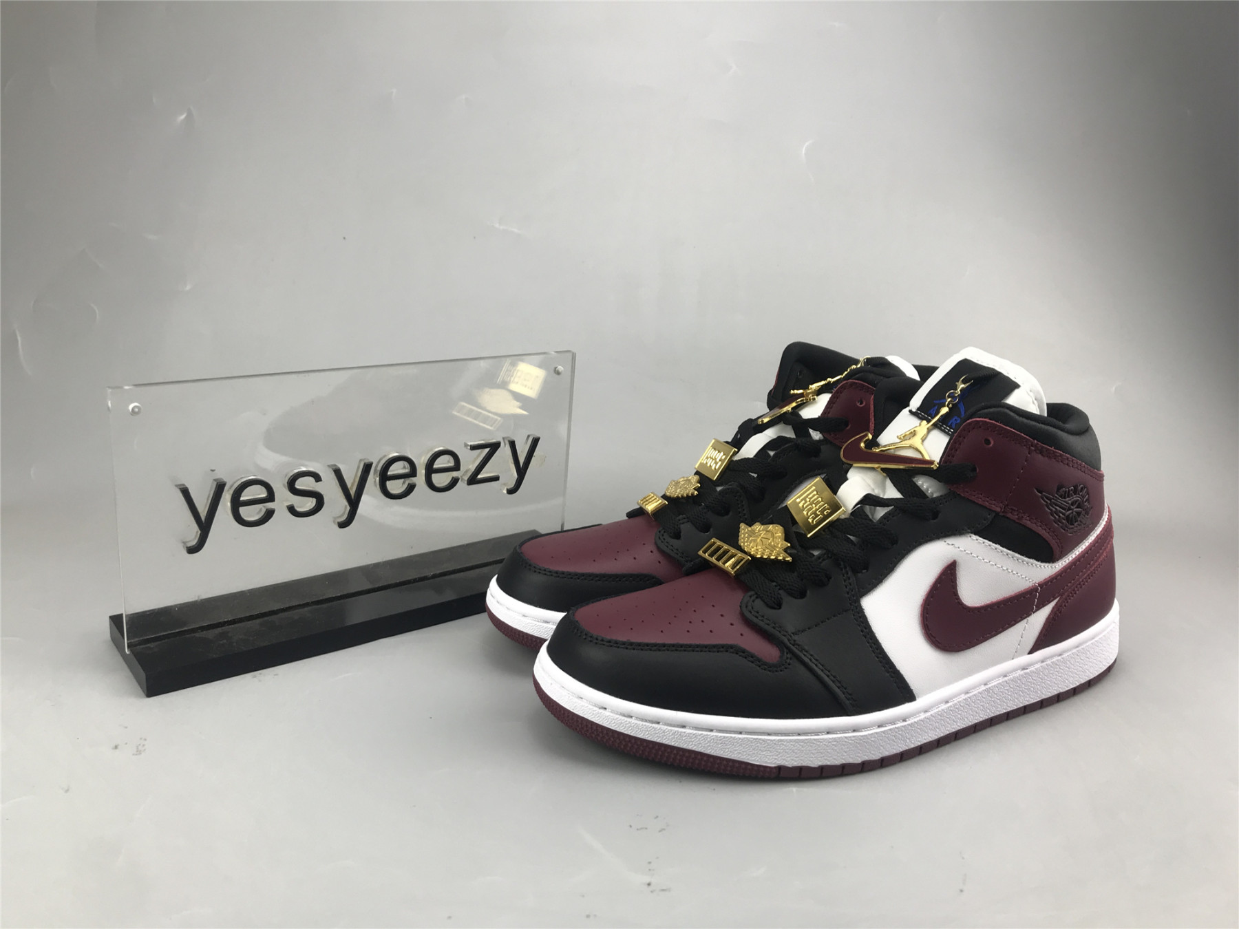 UA WMNS AIR JORDAN 1 MID SE 