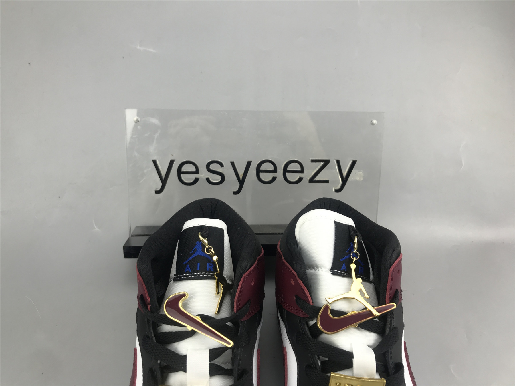 UA WMNS AIR JORDAN 1 MID SE 