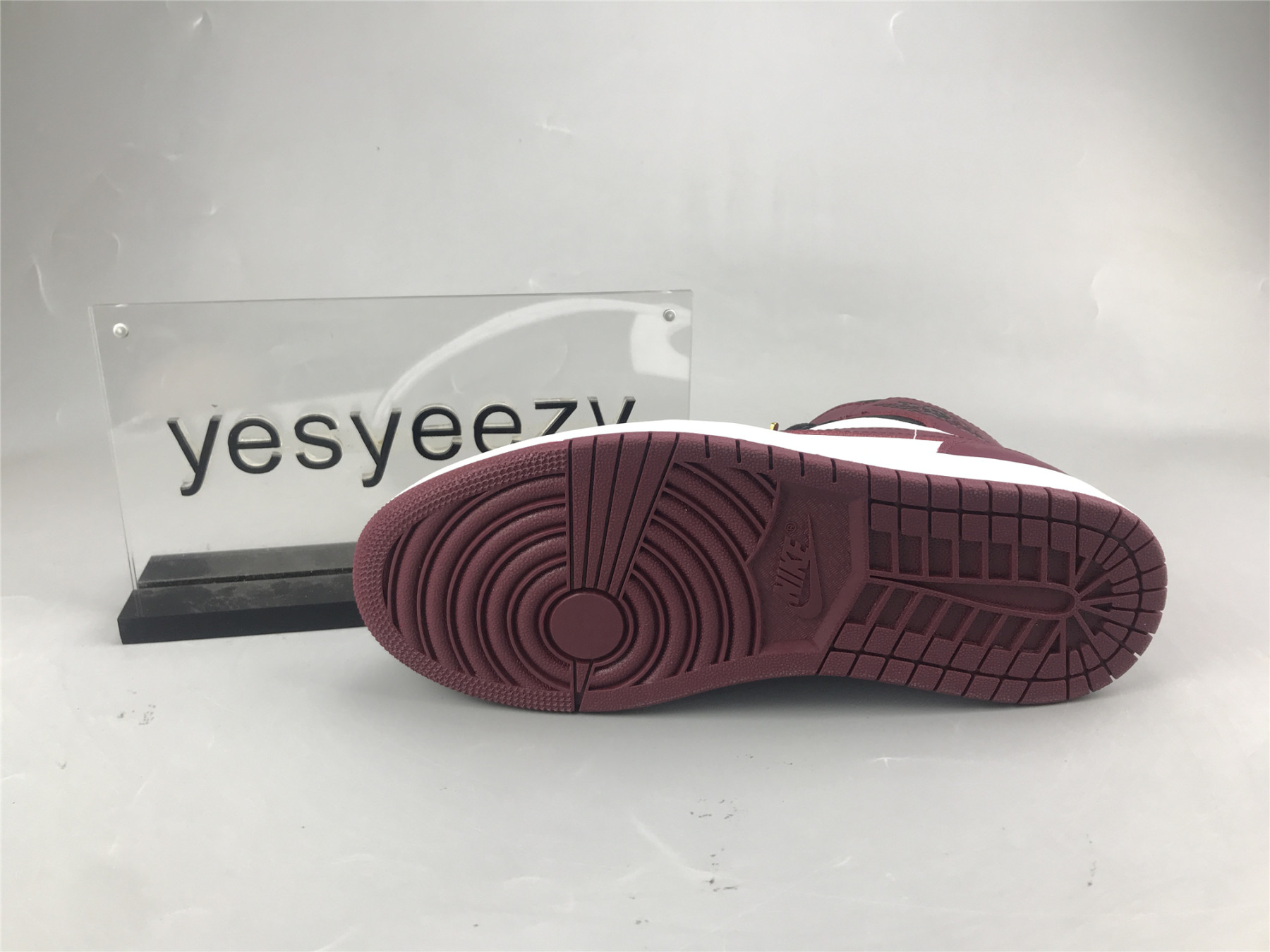 UA WMNS AIR JORDAN 1 MID SE 