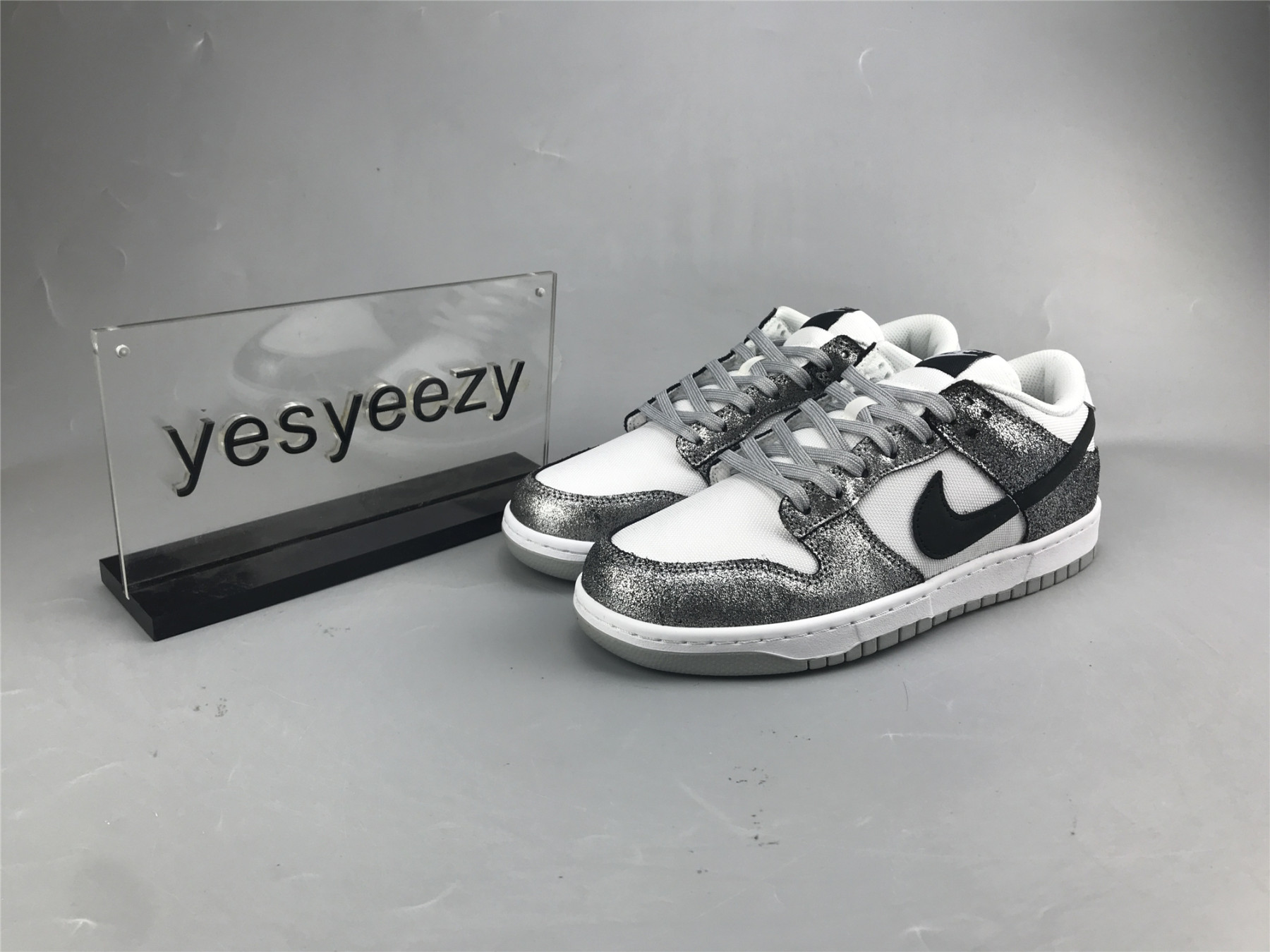 UA NIKE WMNS DUNK LOW 