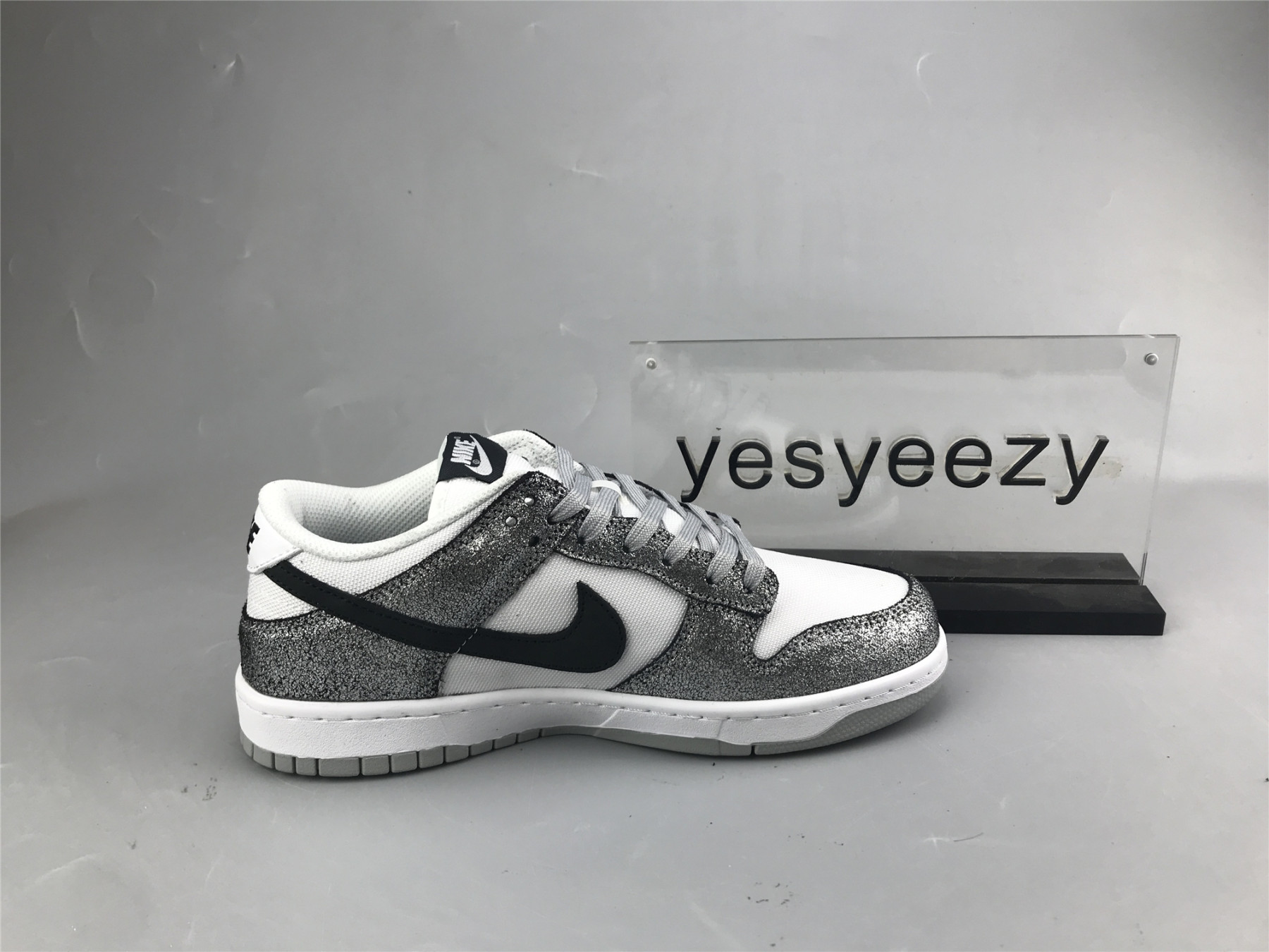 UA NIKE WMNS DUNK LOW 